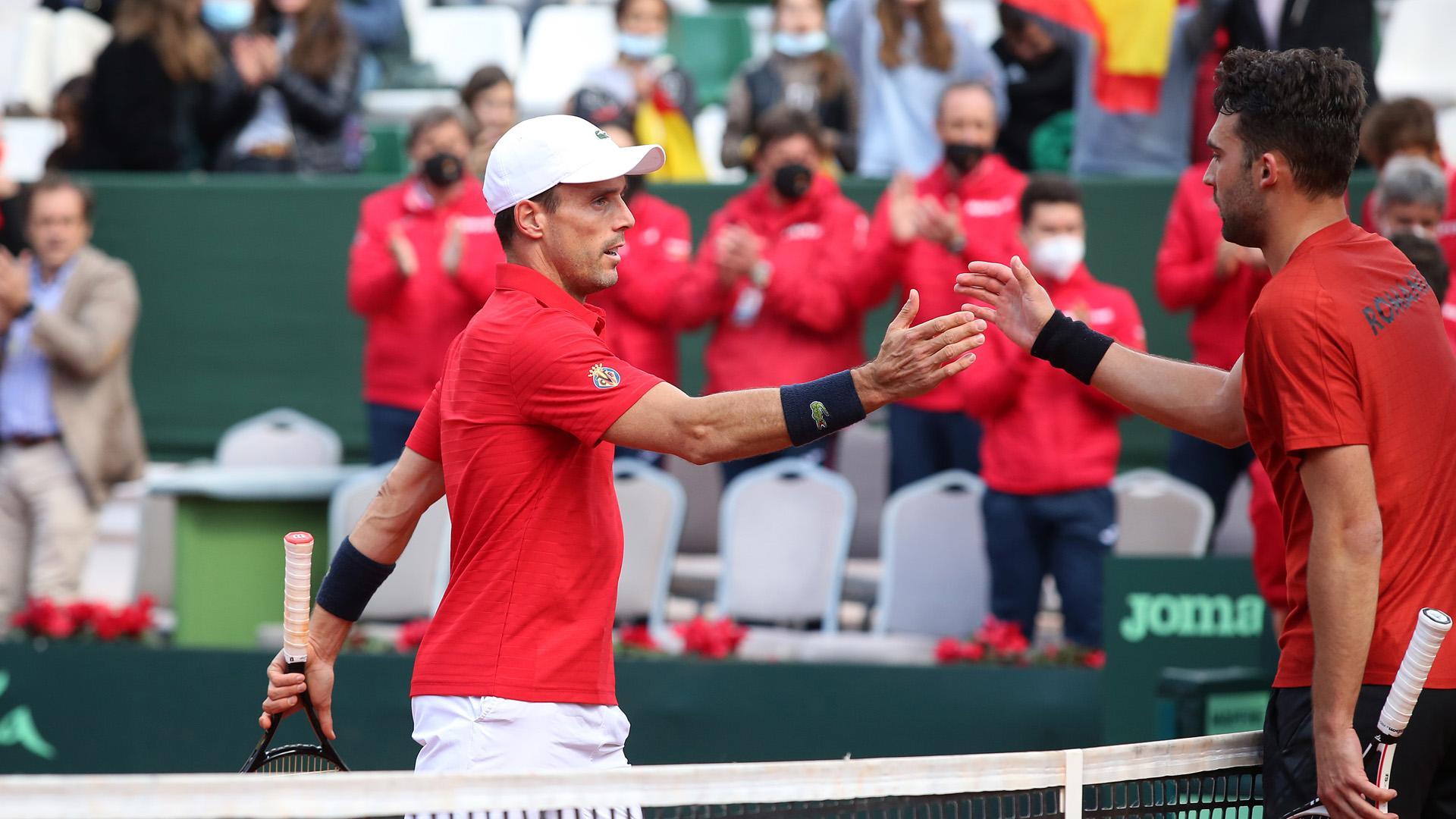 Roberto Bautista saluda a Gabi Adrian Boitan al finalizar el partido