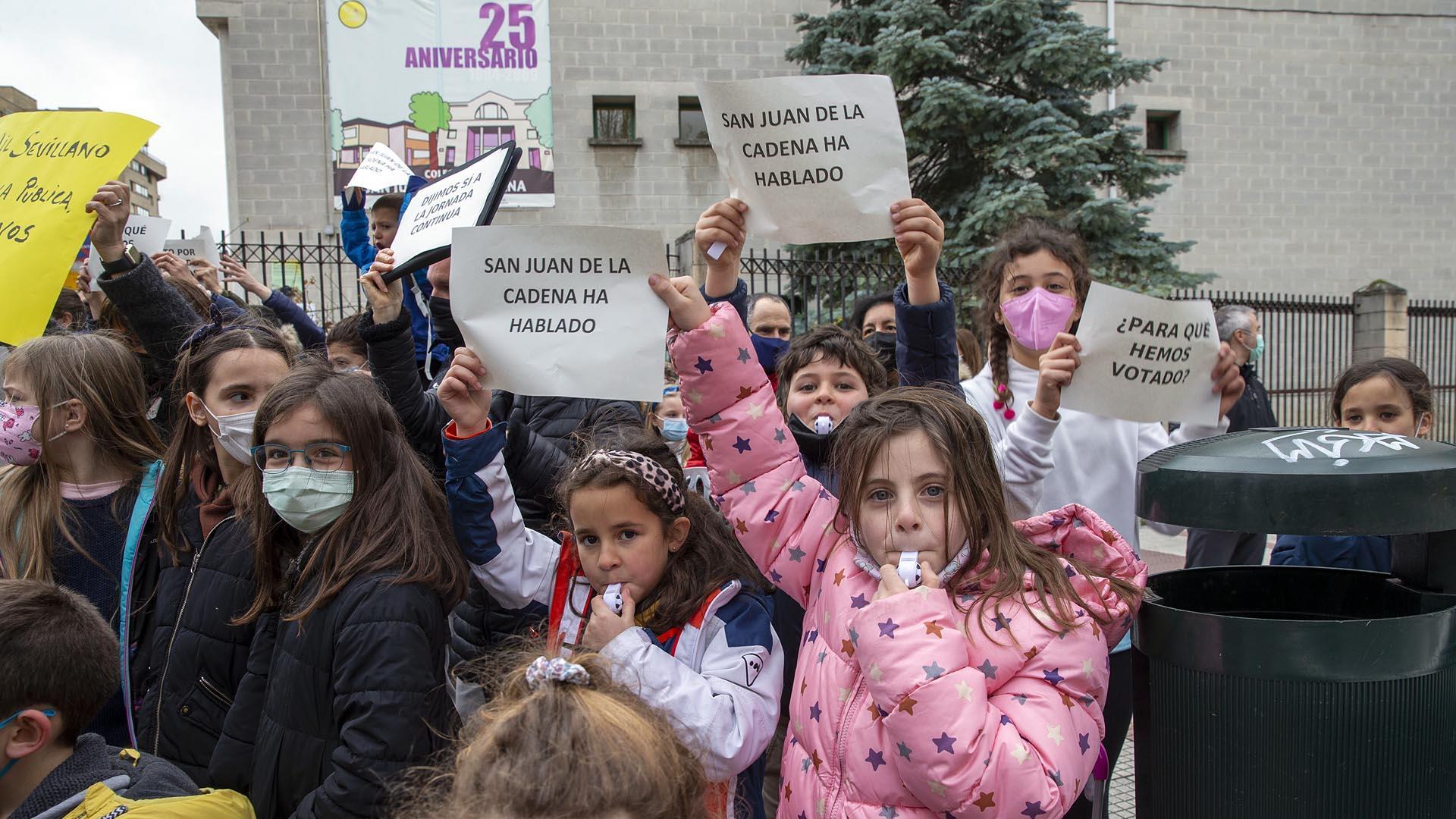 Familias de San Juan de la Cadena protestan contra la denegación de la jornada continua