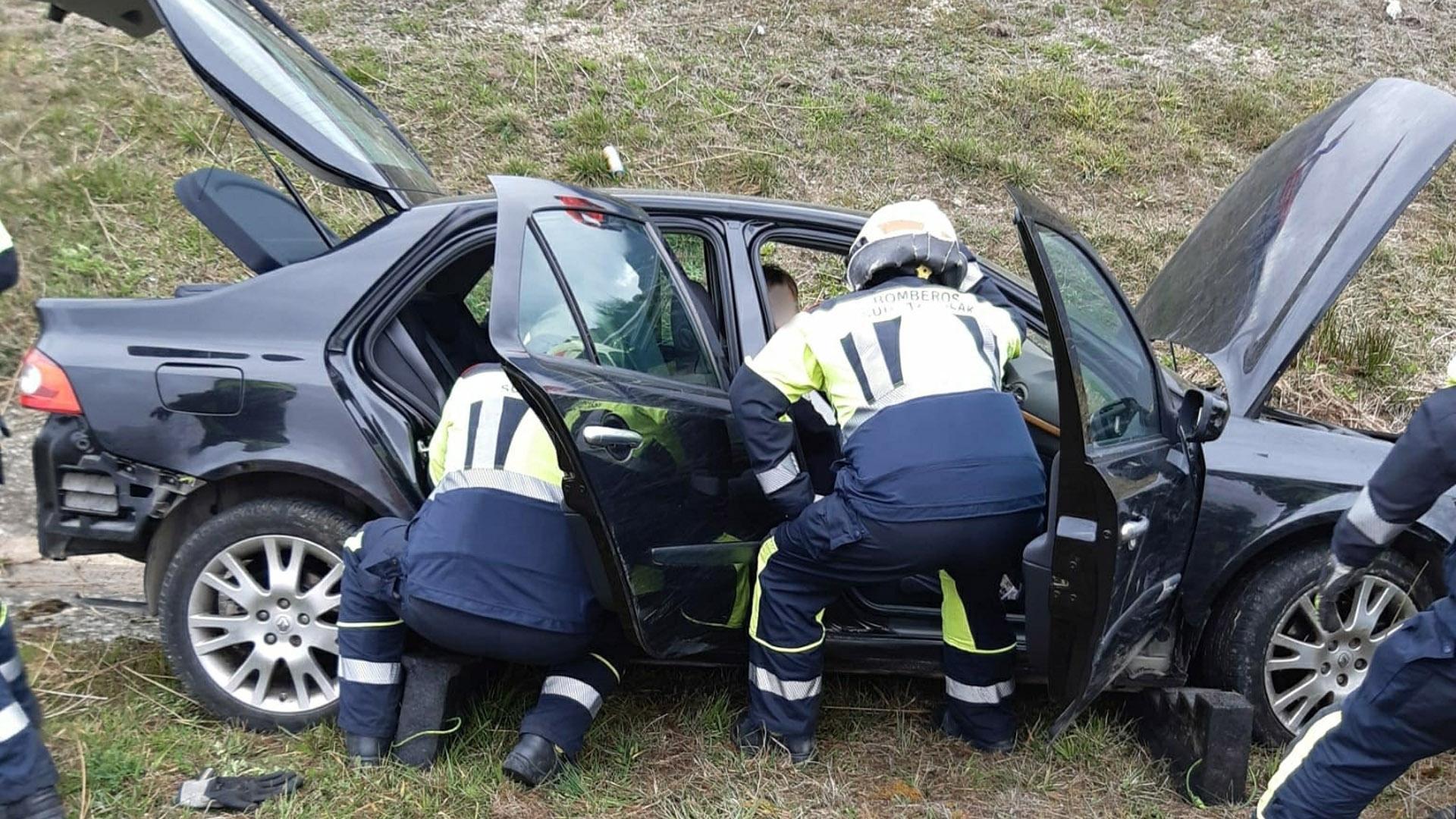 Los bomberos trabajan en el accidente de la AP15