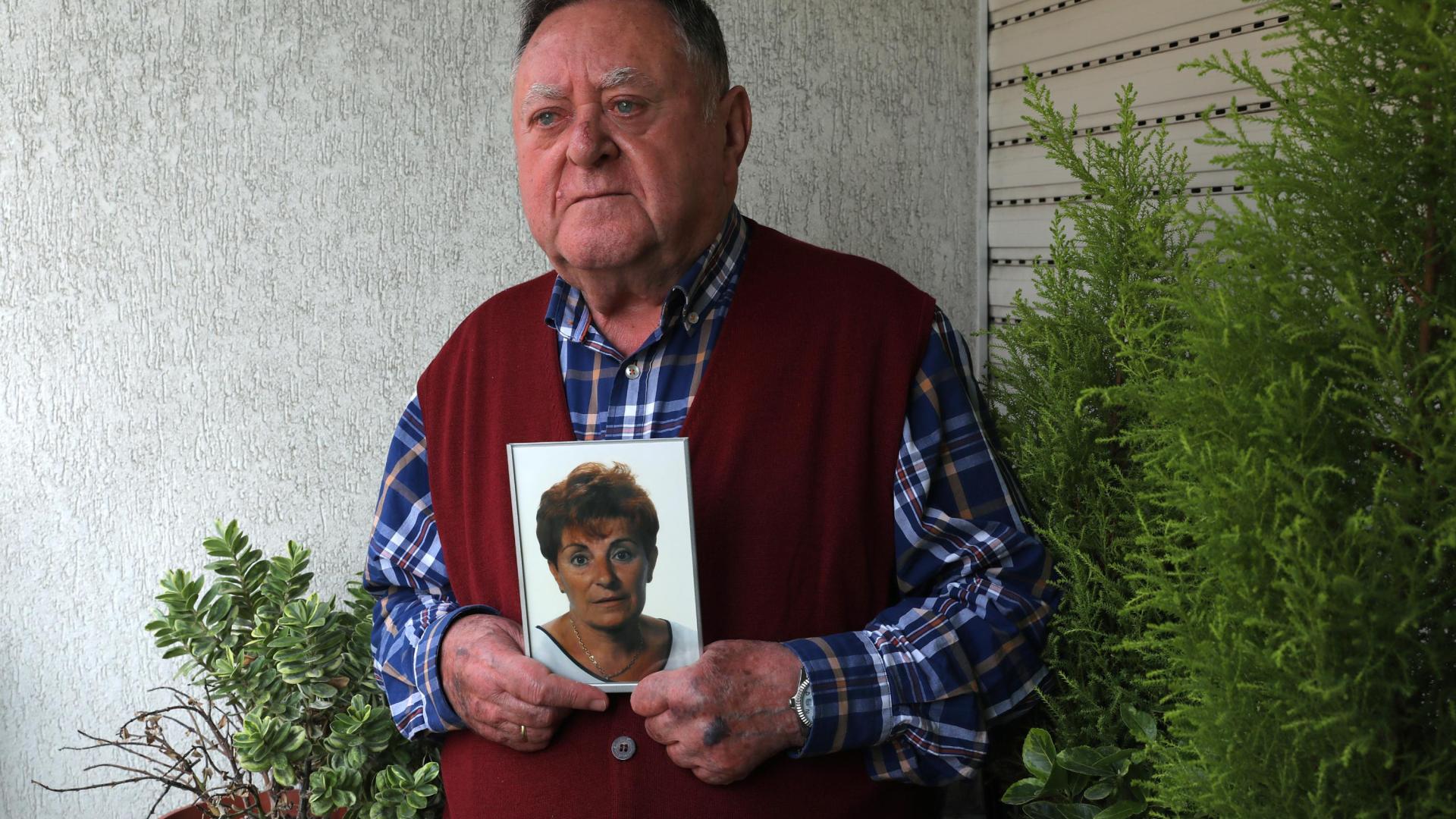 Valentín Martín, en la terraza de su casa, con un retrato de su mujer.