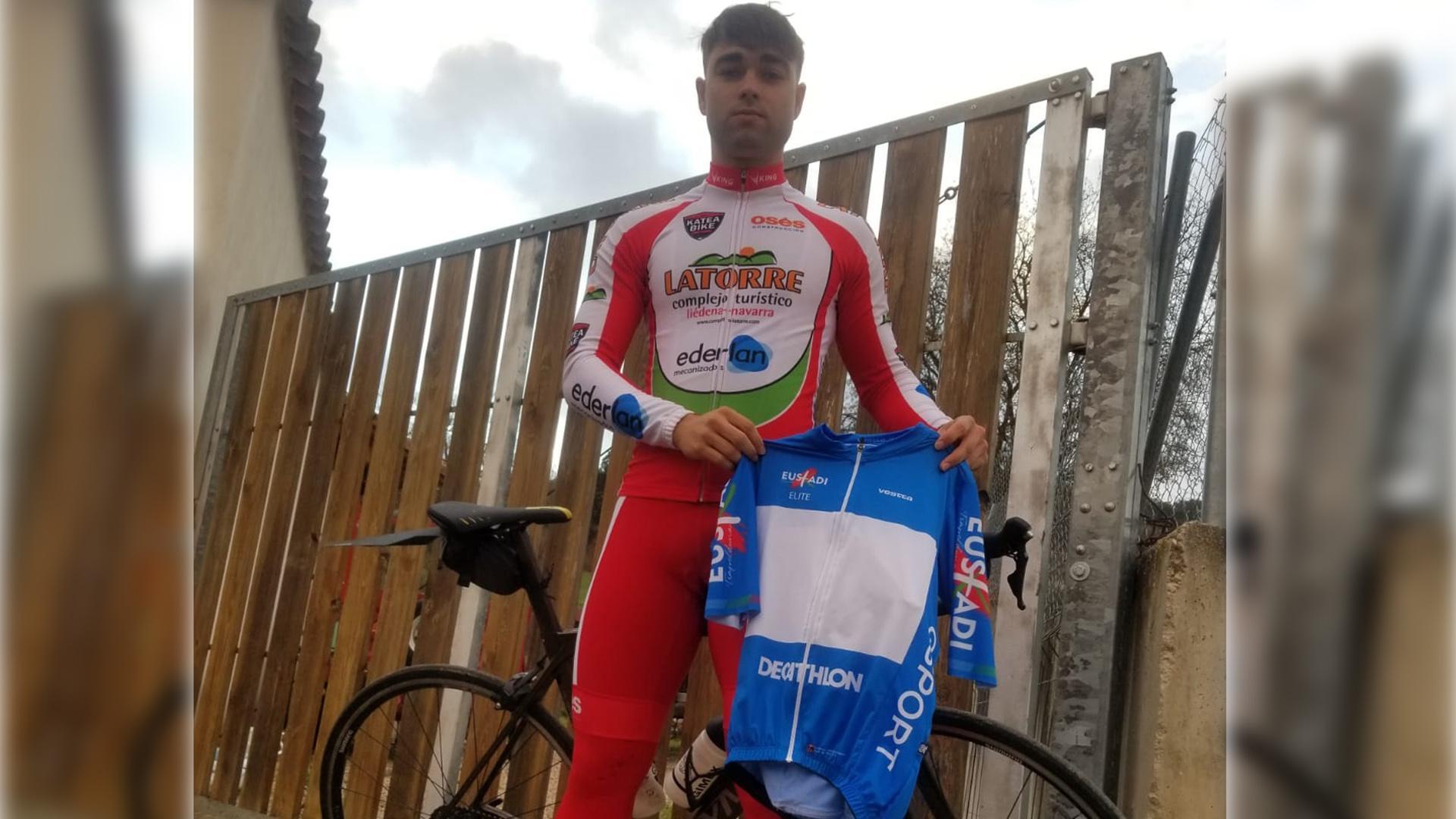 Niko Aguirre sostiene el maillot de lider del Euskaldun