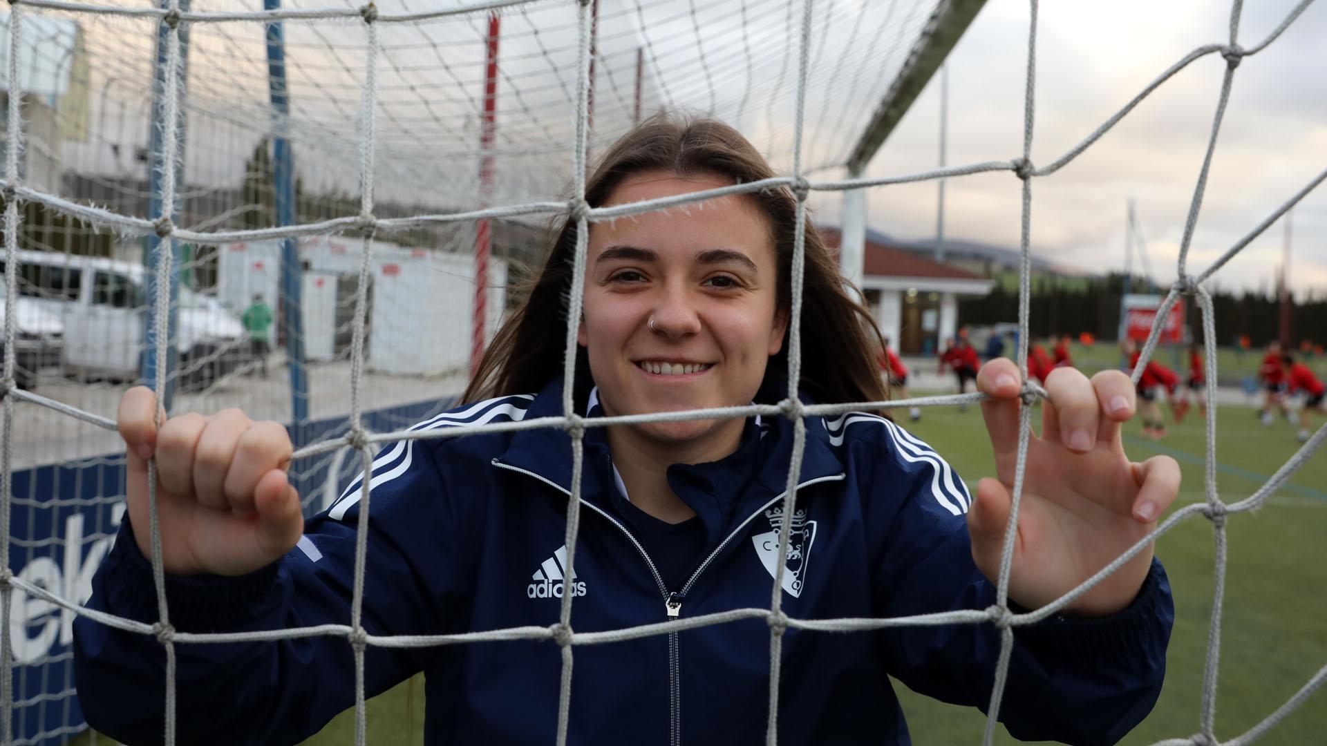 * A: J. A. GOÑI
* F : 04-03-2022
* P:   
Sonrisa de María Blanco, este viernes por la tarde en Tajonar, antes del entrenamiento del primer equipo femenino