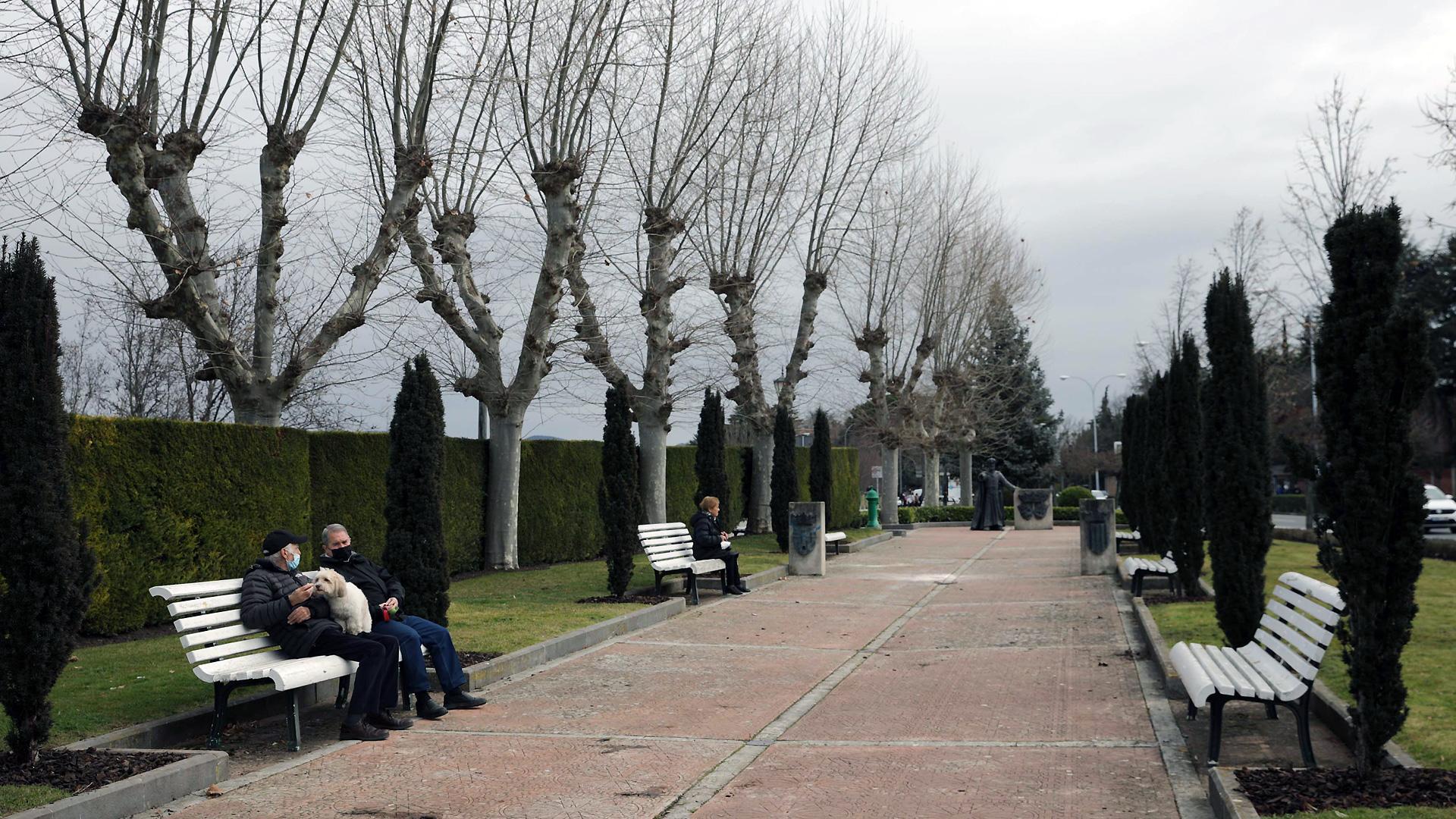 Paseo del parque de la Media Luna, donde aún están los bancos blancos de Casa Sancena