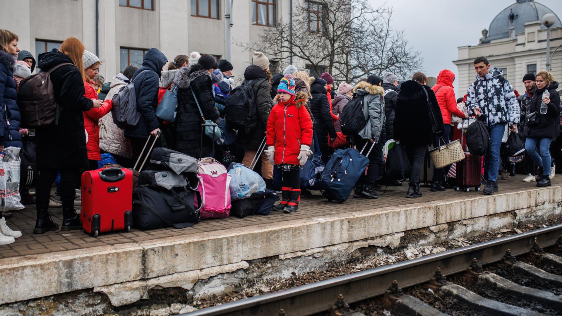Varias personas esperan en el andén a 4 de marzo de 2022 en la estación de tren de Lviv (Ucrania)