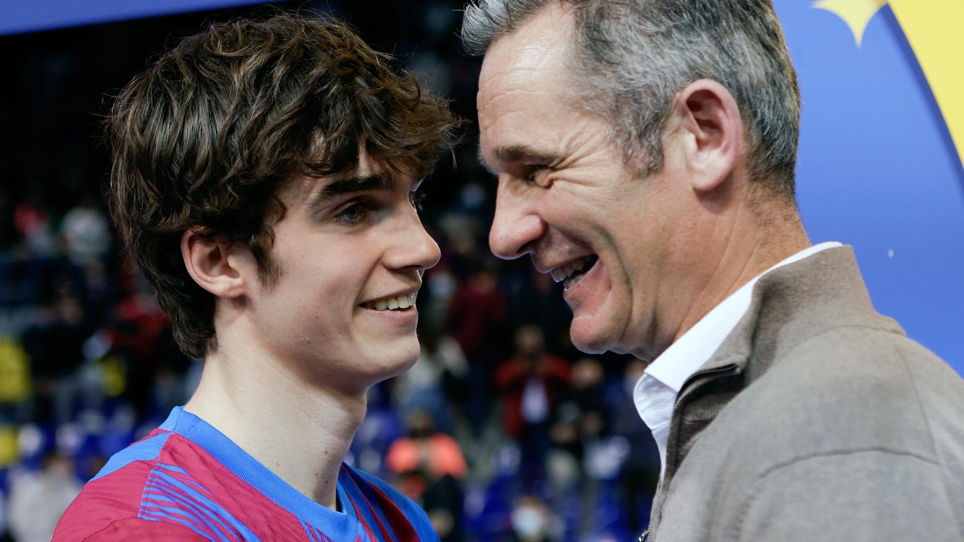 Iñaki Urdangarín (d) habla con su hijo Pablo tras el encuentro de Liga Asobal entre el Barça y el Fraikin Granollers disputado este sábado en Barcelona