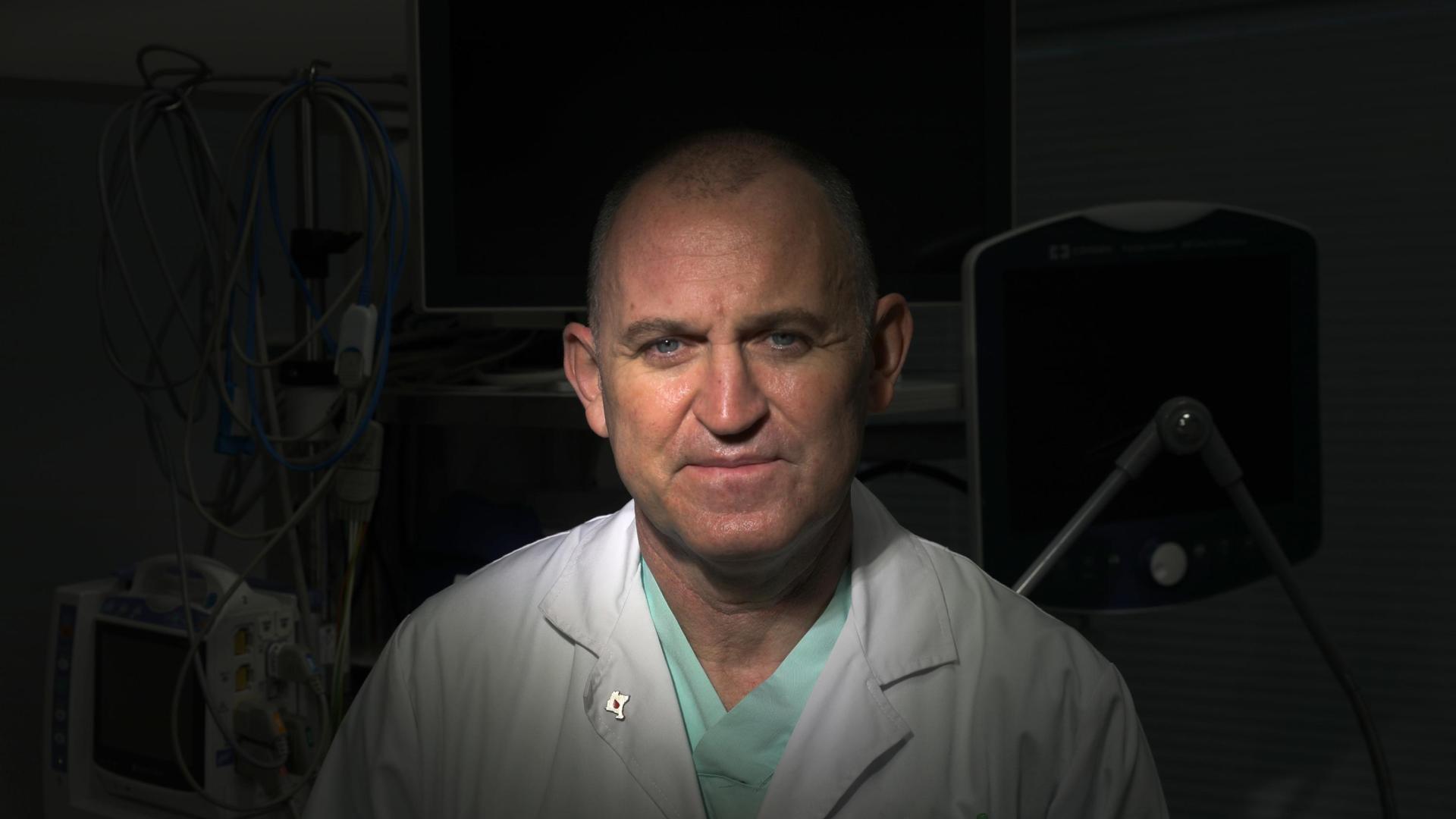 José Roldán Ramírez posa en uno de los boxes de la UCI-A del Hospital Universitario de Navarra (HUN), donde trabaja como intensivista