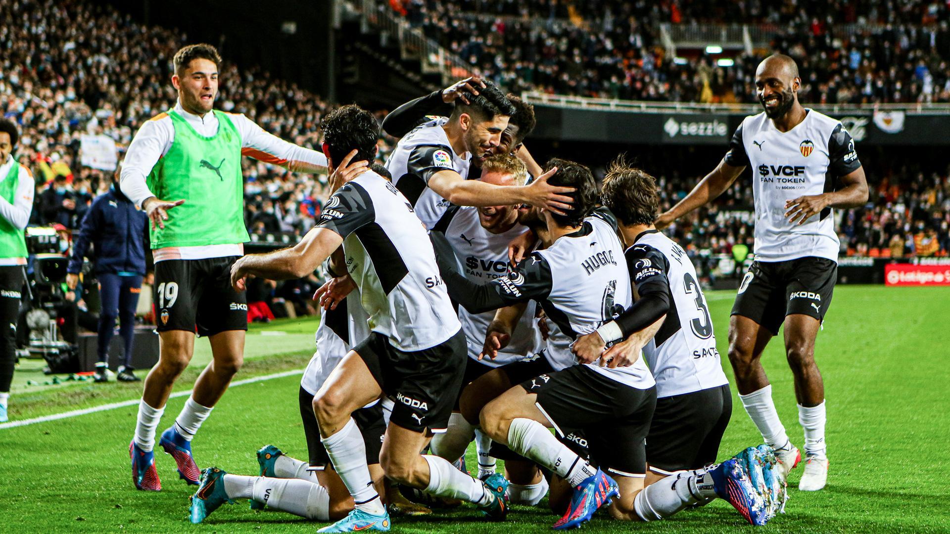 El Valencia celebra uno de los goles frente al Granada