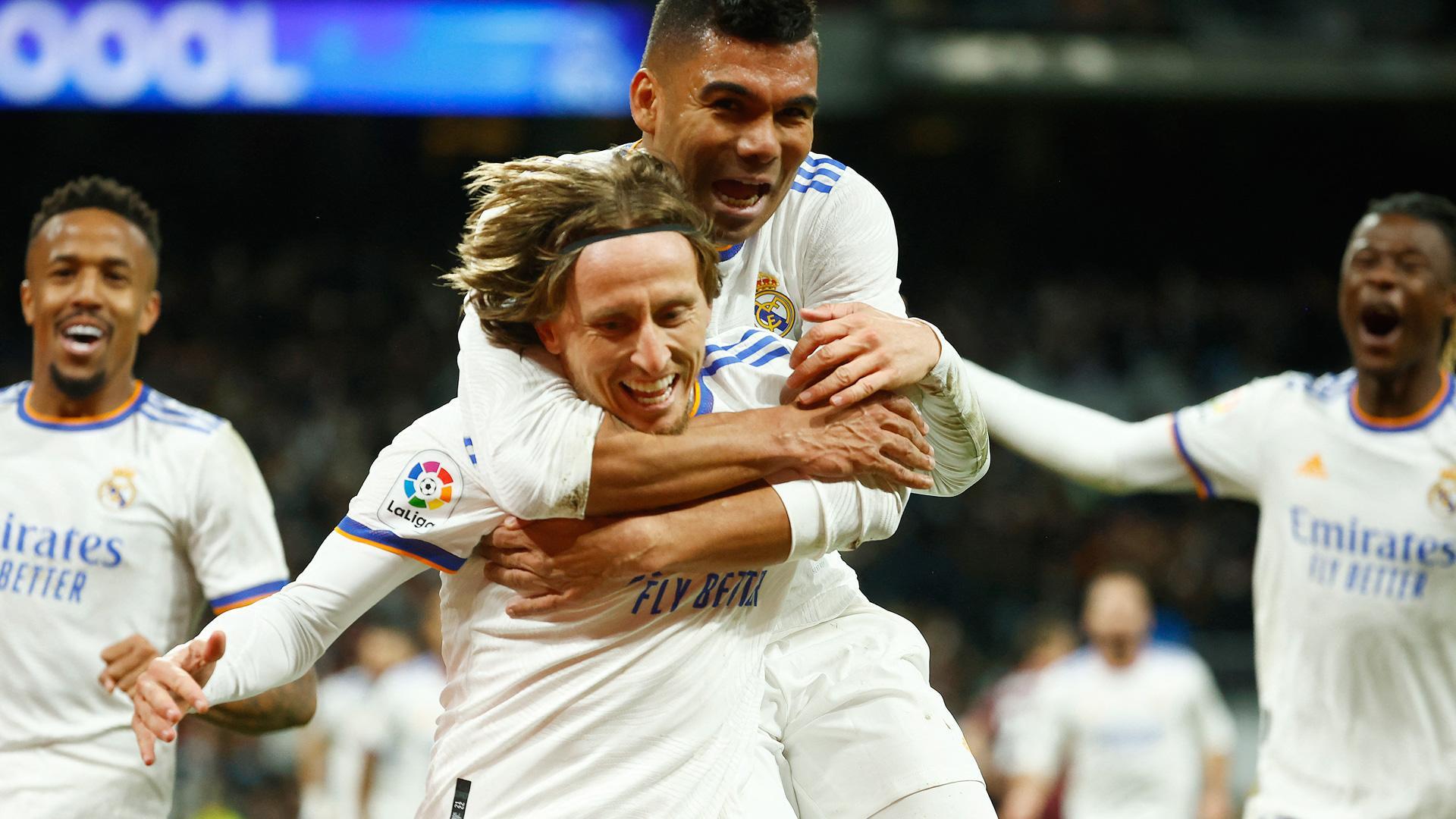 Casemiro y Modric celebran uno de los goles del partido
