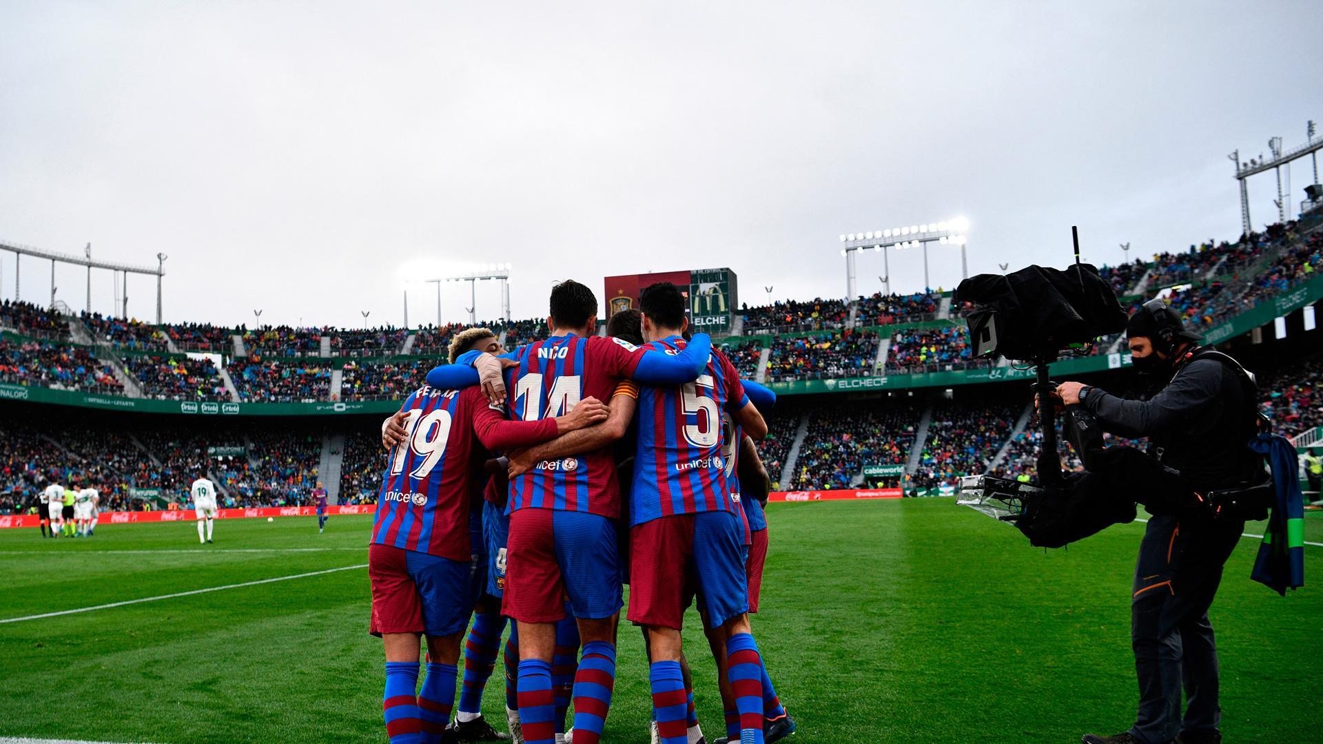 Los jugadores de Barcelona celebran uno de los goles ante el Elche