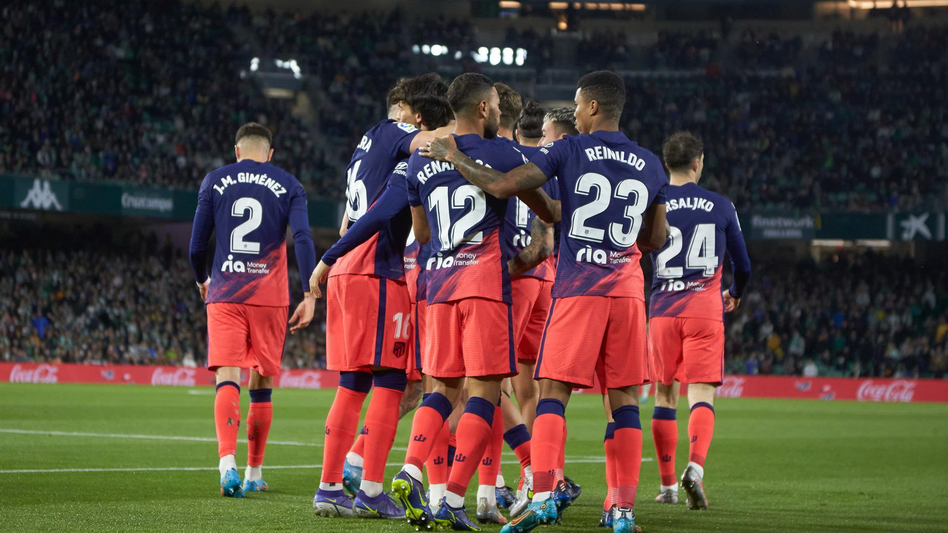 Los futbolistas del Atlético celebran uno de los goles contra el Betis