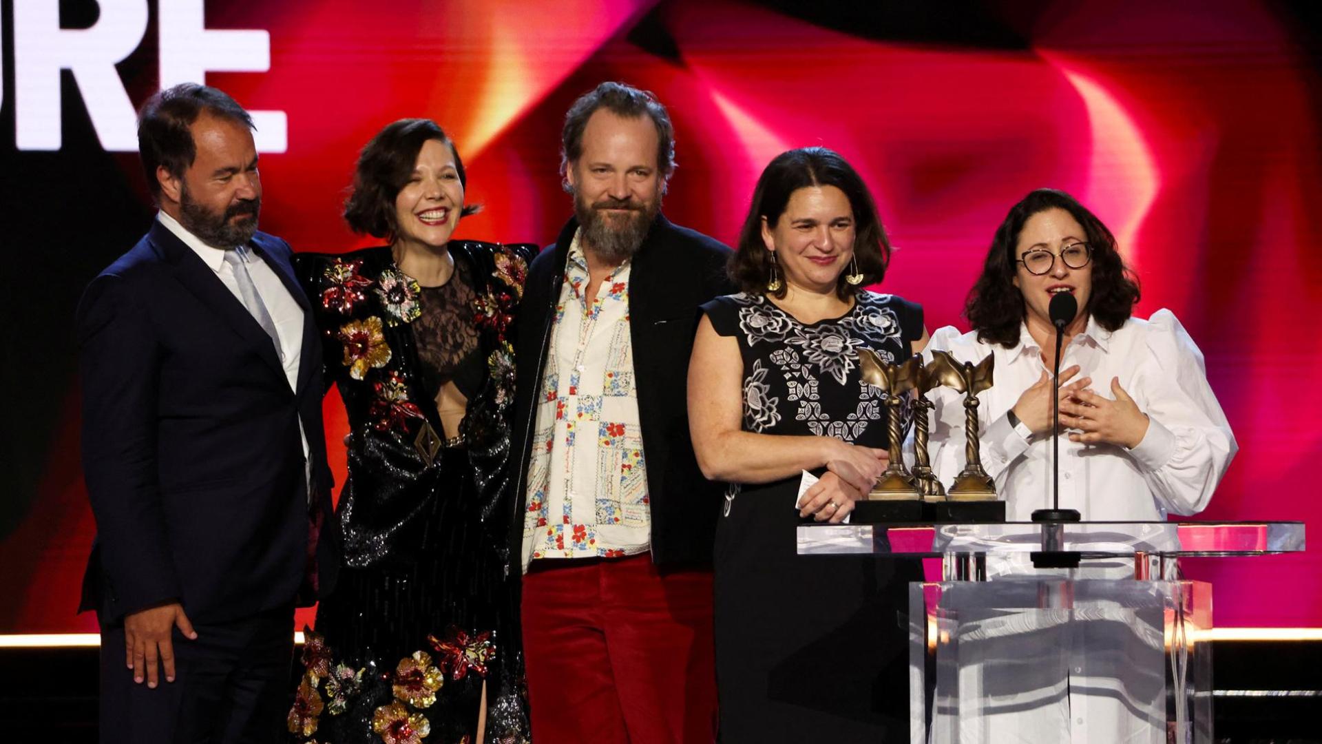 Equipo de la película 'La hija oscura', que recogió tres galardones en los Premios Spirit