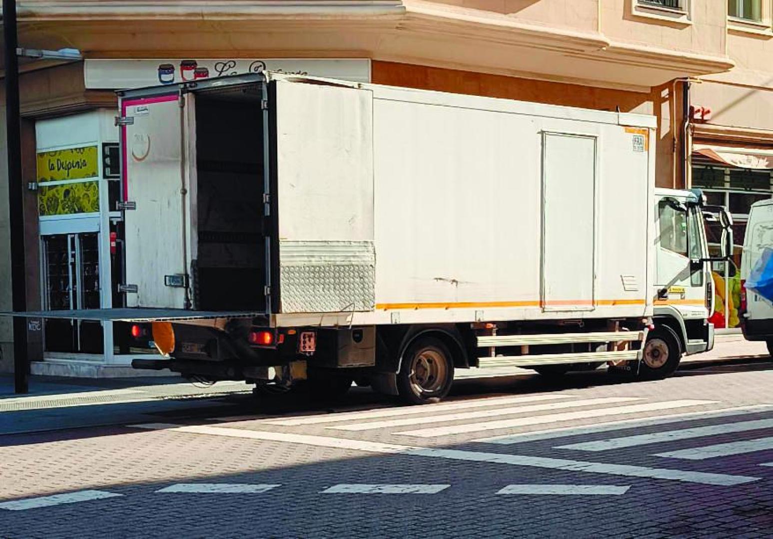 Son muchos los que aparcan, precisamente, sobre el paso peatonal