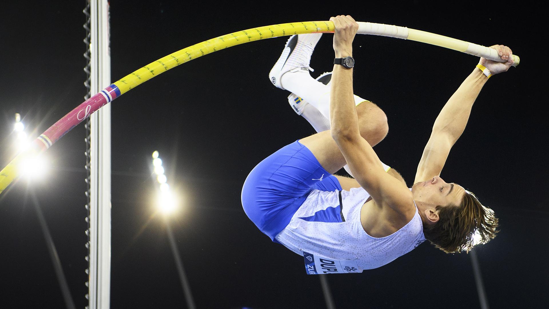 El pertiguista Armand Duplantis realiza un salto en una competición en Zurich en septiembre de 2021