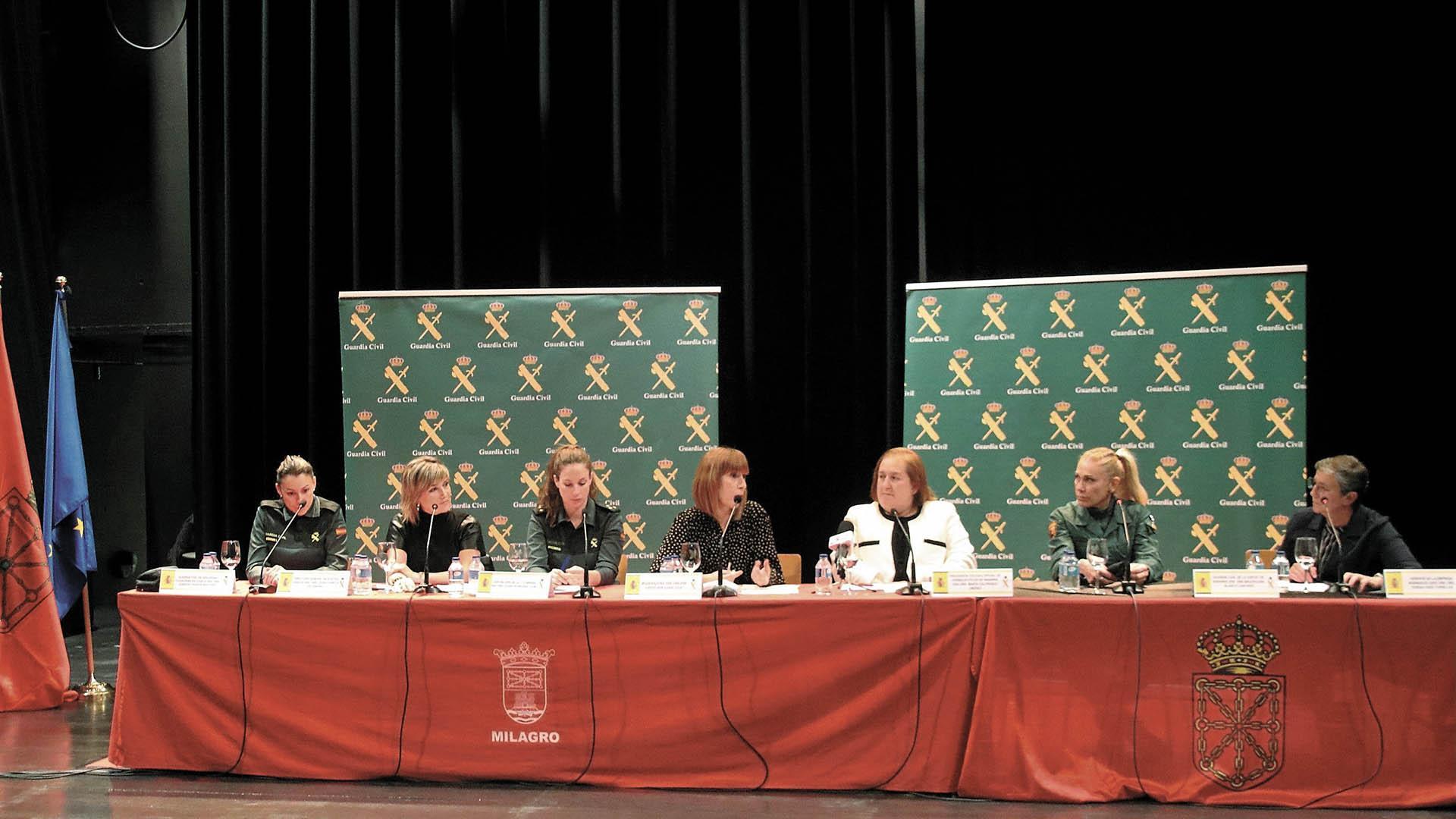 De izquierda a derecha, Jennifer Farpón; Laura Sandúa, Elena Hernández; Ana Erdociáin; Marta Galipienzo, Magdalena Blanco; y Teresa Osés