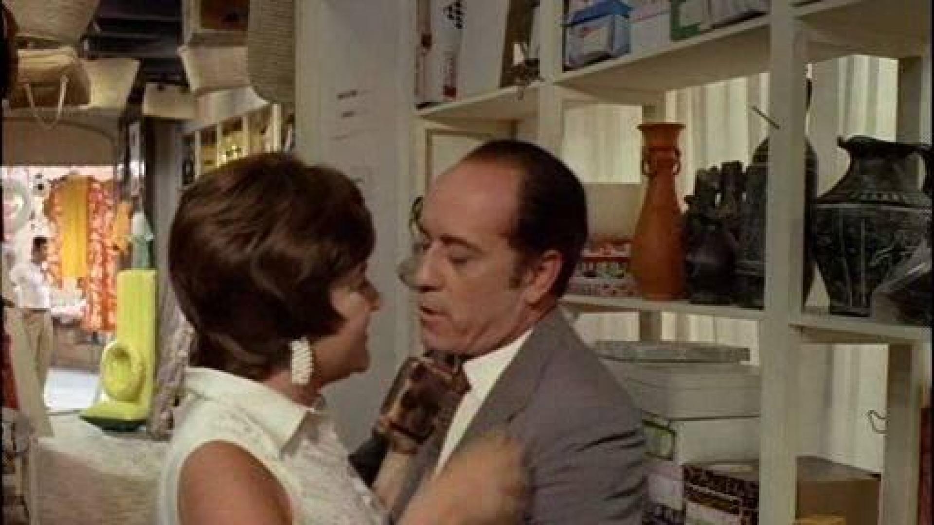 Una escena de '¡Vivan los novios!', con José Luis López Vázquez y Laly Soldevilla.