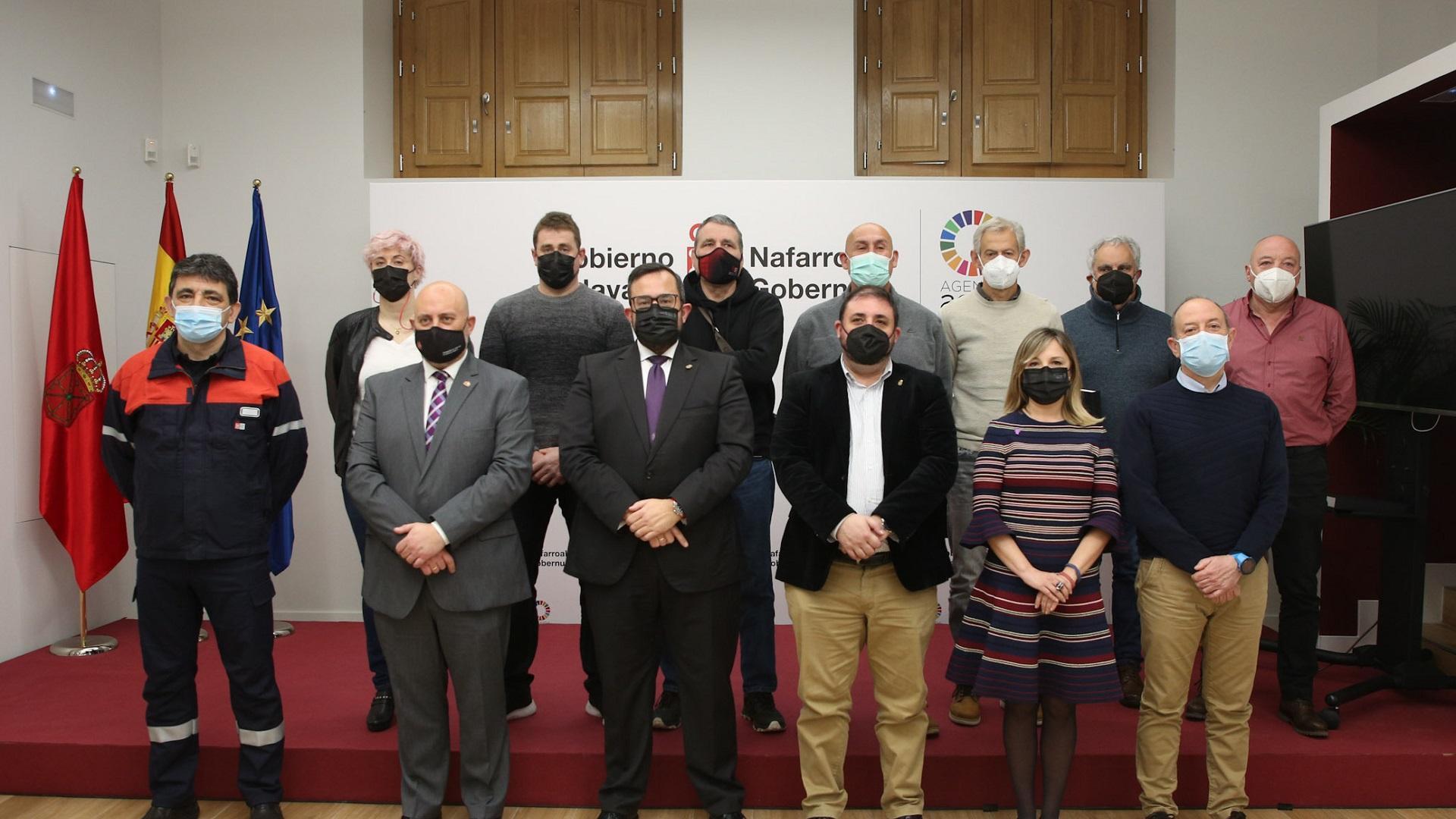 Foto de familia de los galardonados junto a las autoridades que han acudido al acto
