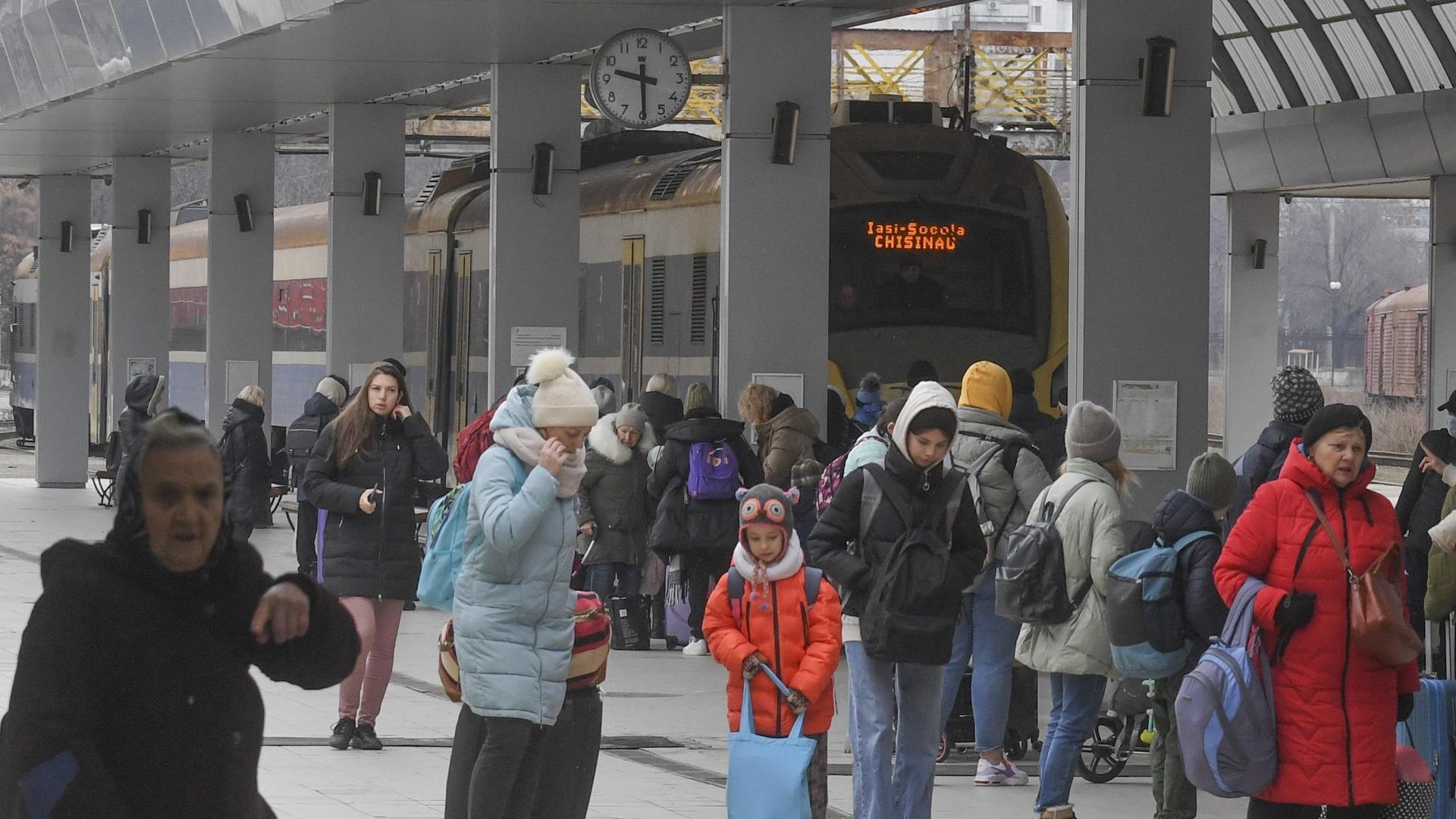 Refugiados ucranianos esperan para coger un tren que les lleve a Rumanía en la estación de Chisinau (Moldavia)