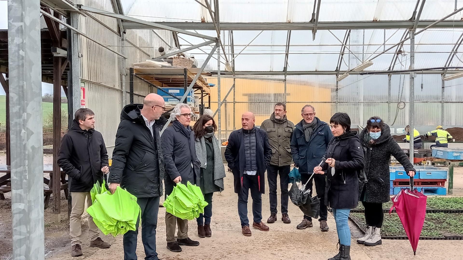 Un momento de la visita de los parlamentarios a Josenea