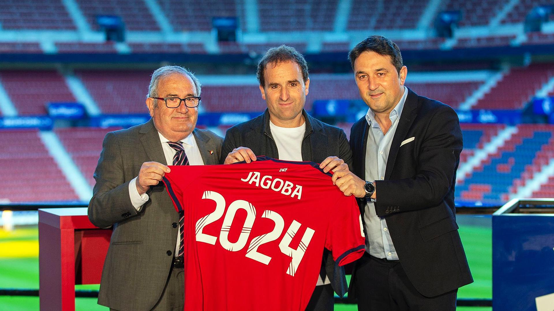 Sabalza, Arrasate y Braulio Vázquez tras el acto oficial de la renovación del técnico