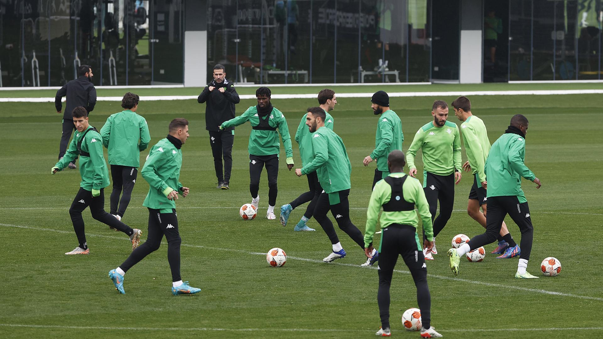 Entrenamiento de los jugadores del Betis previo al choque contra el Eintracht Francfort