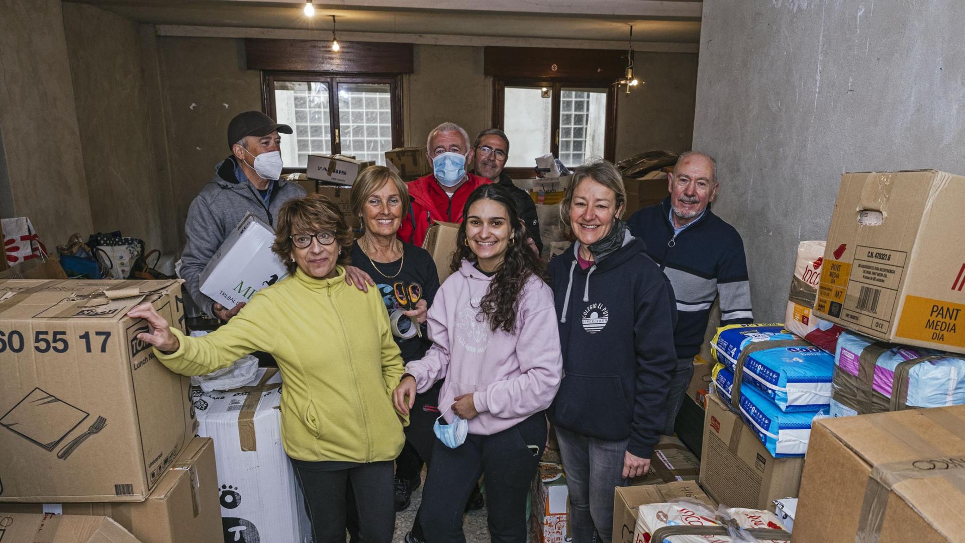 *A: MONTXO A.G.
*F: 2022-03-08
*L: ESTELLA-LIZARRA
*T: GRUPO DE VOLUNTARIOS EN UN PUNTO DE RECOGIDA RECIBIENDO AYUDA DE COMIDA Y ROPA PARA LLEVAR A UCRANIA EN UN AUTOBUS QUE VAN A LLEVAR Y TRAER LLENO DE REFUGIADOS UCRANIANOS
*P: