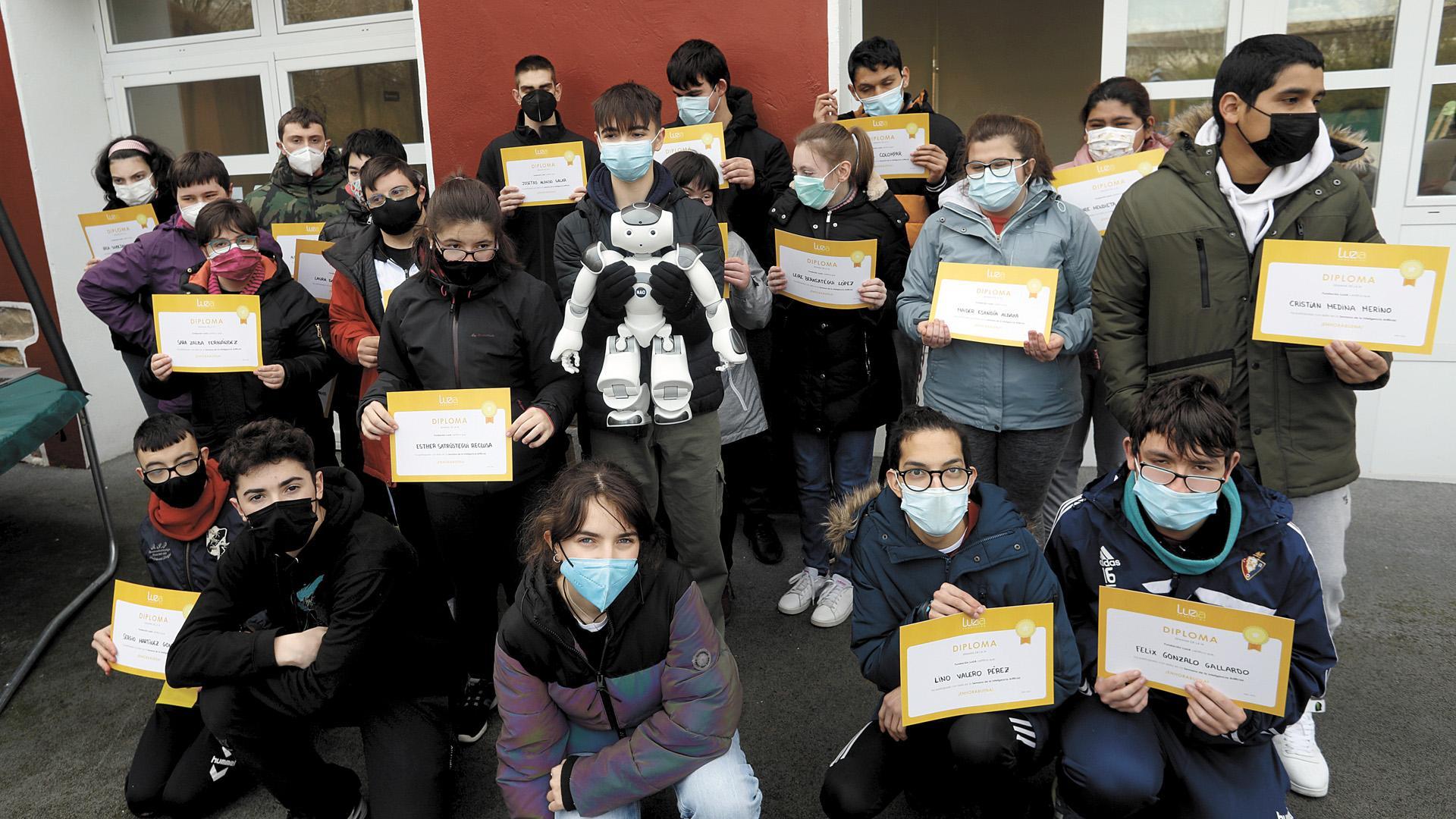 Alumnos del IES Navarro Villoslada posan con los de El Molino, que recibieron sus diplomas