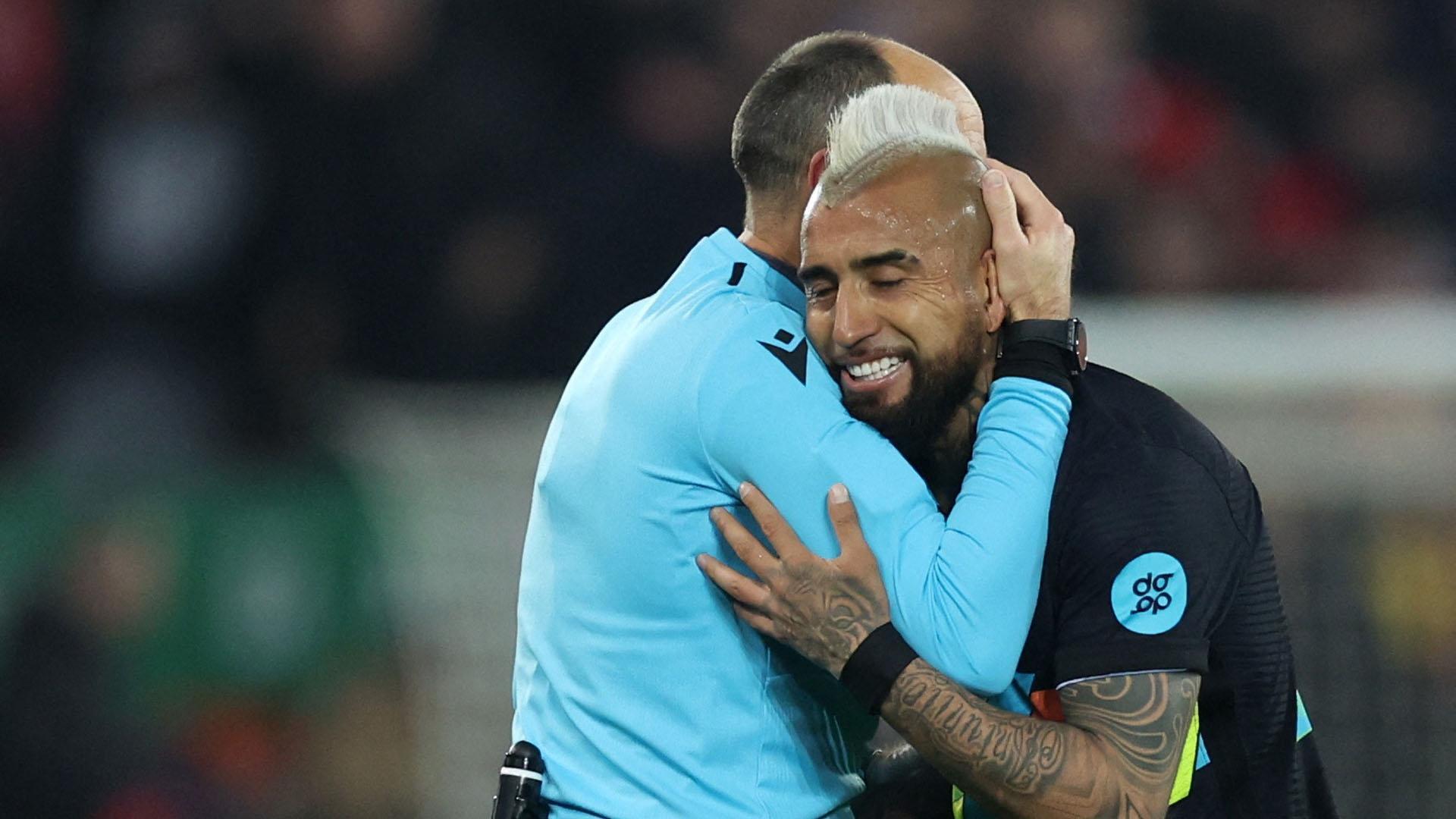 Arturo Vidal con el árbitro Antonio Miguel Mateu Lahoz después del partidoInter Milan's Arturo Vidal with referee Antonio Miguel Mateu Lahoz after the match Action Images via Reuters/Carl Recine