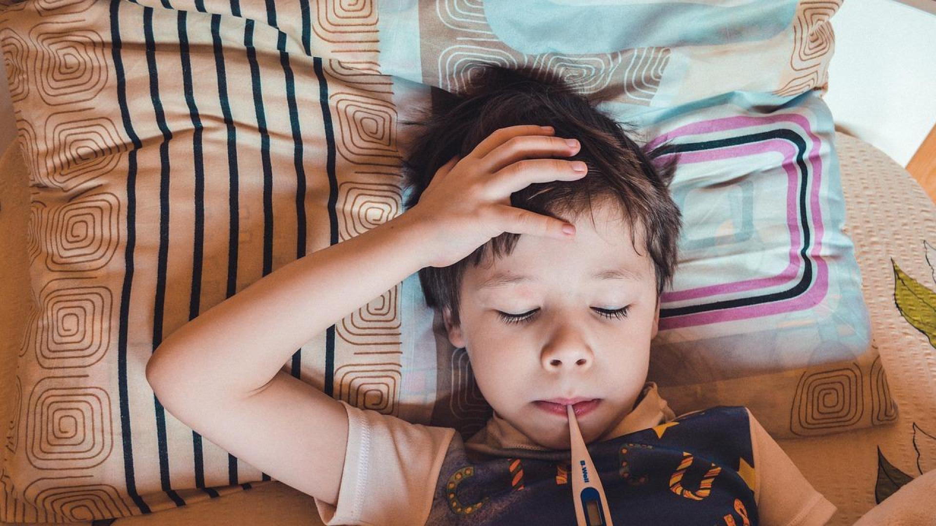 Un niño con fiebre