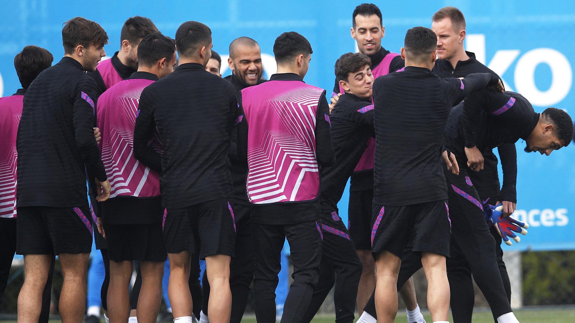 Los jugadores del FC Barcelona hacen un pasillo a Ronald Araújo por su cumpleaños durantre el entrenamiento de este miércoles
