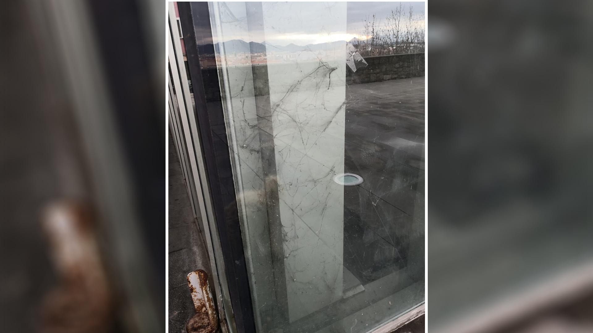 Dejadez y miedo en el ascensor de Descalzos