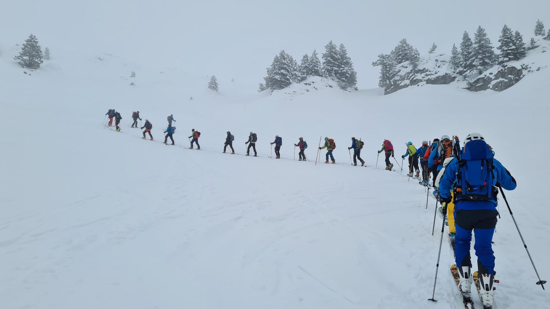 Los participantes en la Alta Ruta Pyrene, del Deportivo Navarra, ascienden entre la niebla
