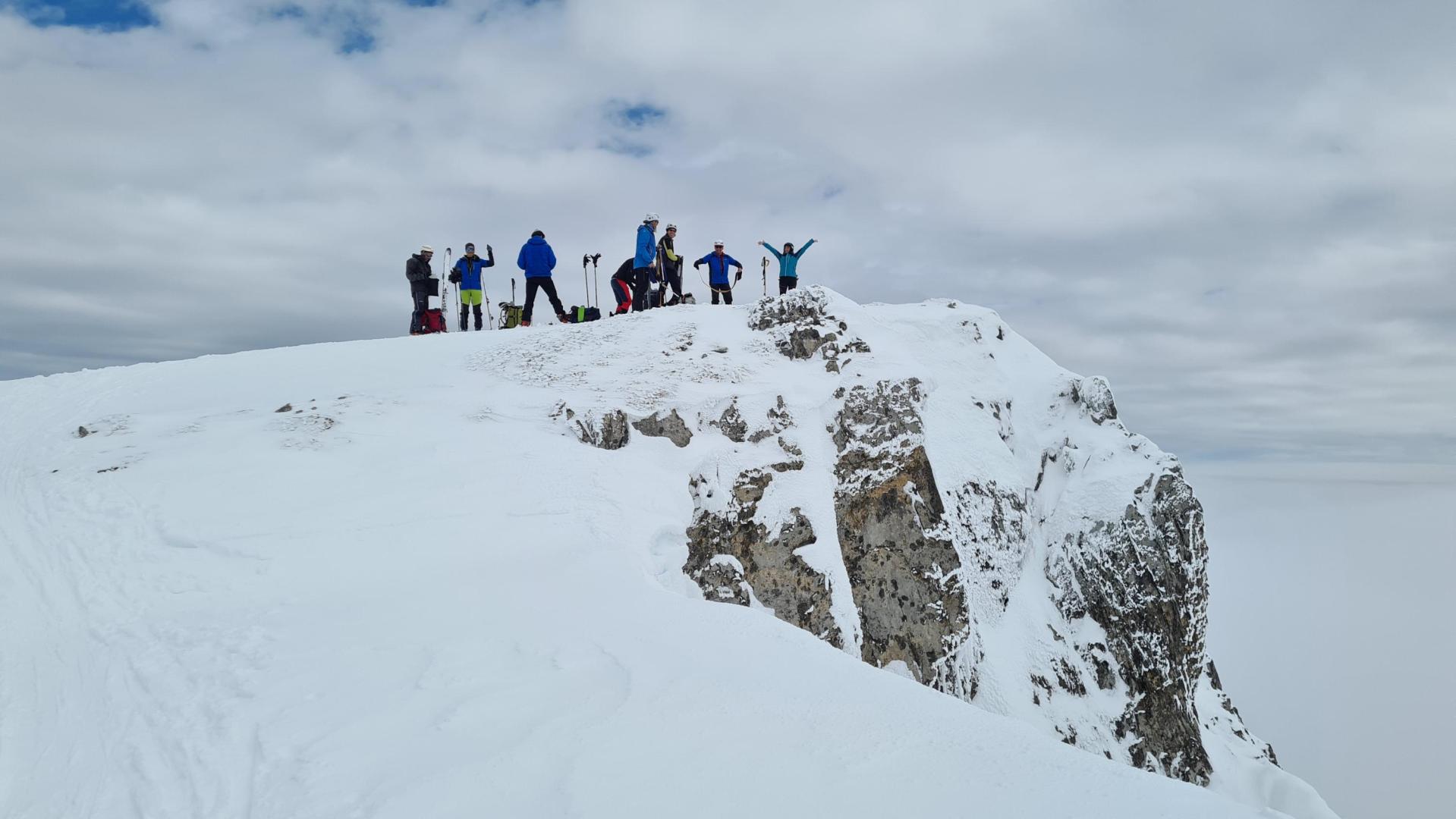 Un grupo de esquiadores de la Alta Ruta, disfrutando y recuperándose tras un ascenso