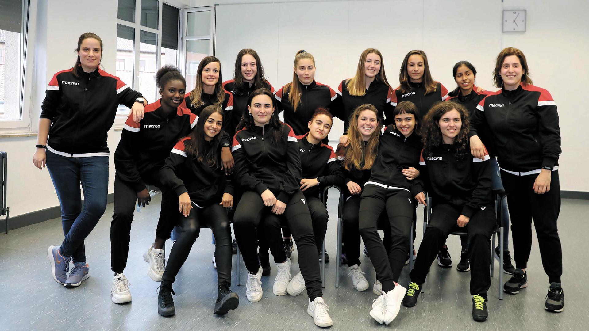 LAS COMPONENTES DEL TERCER EQUIPO. De pie, de izda. a dcha.: Irati Astudillo, Coumba N’Diaye, Leticia Romero, Nerea Arive, Ainara López, Ana Sánchez, Andrea López, Maite Moposita, Amaia Rodríguez; abajo de izda a dcha: Sara Lasry, Lidia Morales, Dikra Ashri, Silvia Hasenburg, Iratze Mauleón y Natalia Fernández. Todas ellas asistieron a una reunión en la Federación Navarra de Fútbol el pasado jueves 3 de marzo. Faltan en la foto dos árbitras de fútbol sala -Nerea García y Ana Dévora- y dos de campo (Alejandra Reyna y Jackeline Velásquez)