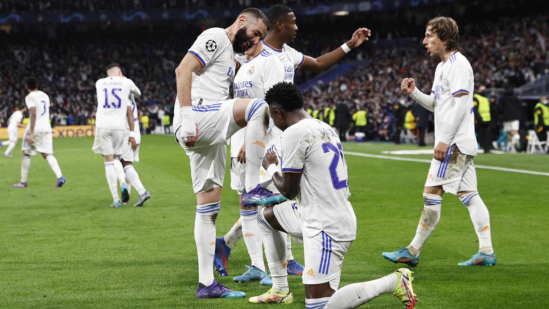 Benzema celebra con sus compañeros uno de los goles anotados contra el PSG