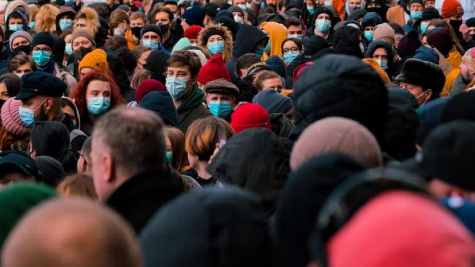 Personas con mascarilla en la calle