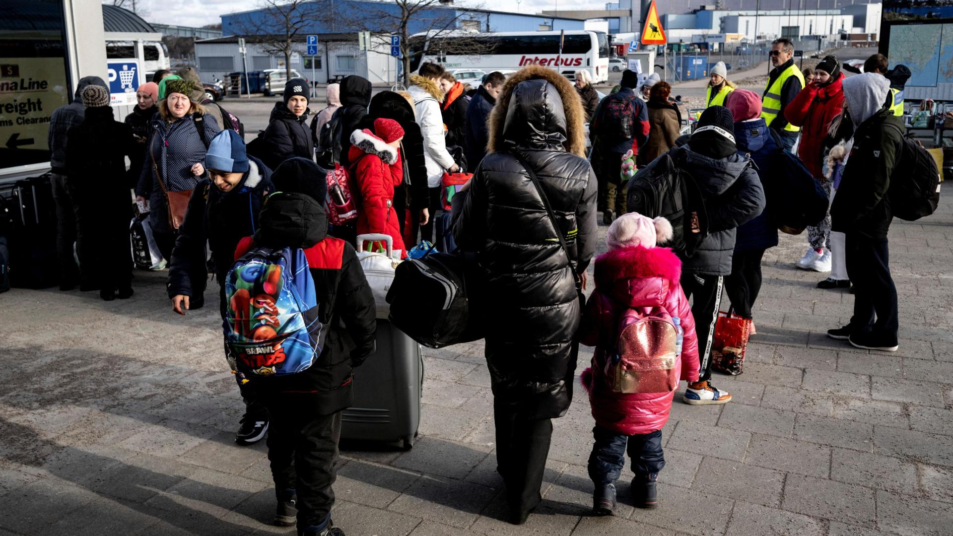 Refugiados ucranianos llegan desde Polonia a Karlskrona, en Suecia