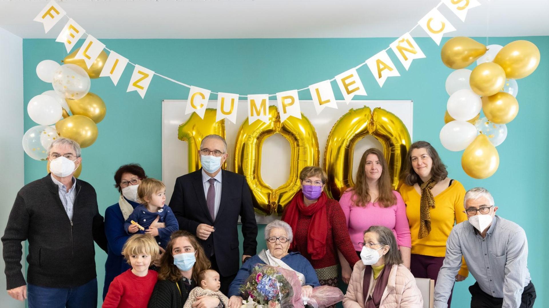 La centenaria Ana Eraúl Palacios posa junto a su familia y el alcalde, Enrique Maya