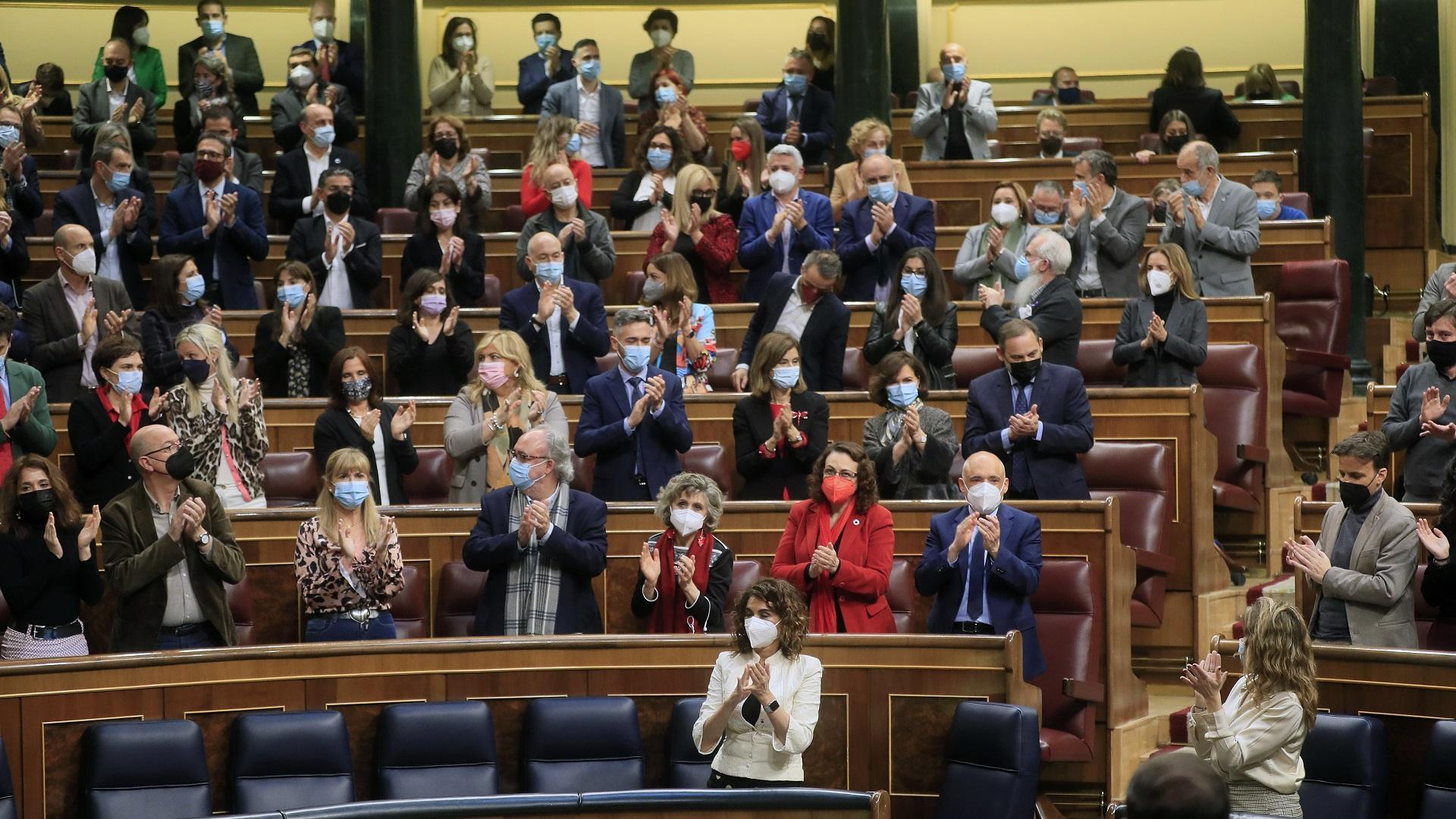 El hemiciclo aplaude durante el pleno del Congreso de los Diputados de este jueves