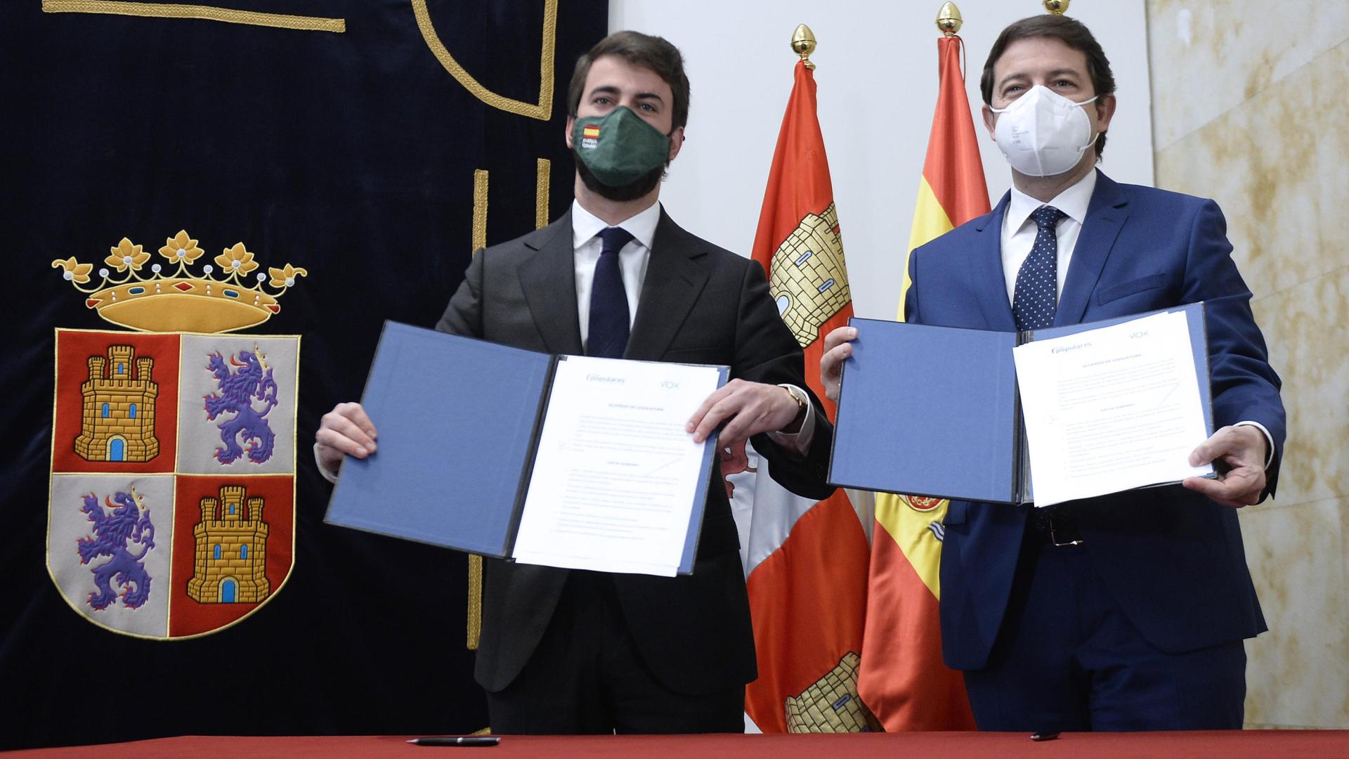 Alfonso Fernández Mañueco (d), y el candidato de Vox a la presidencia , Juan García-Gallardo (i), muestran el pacto de gobernabilidad entre ambas formaciones