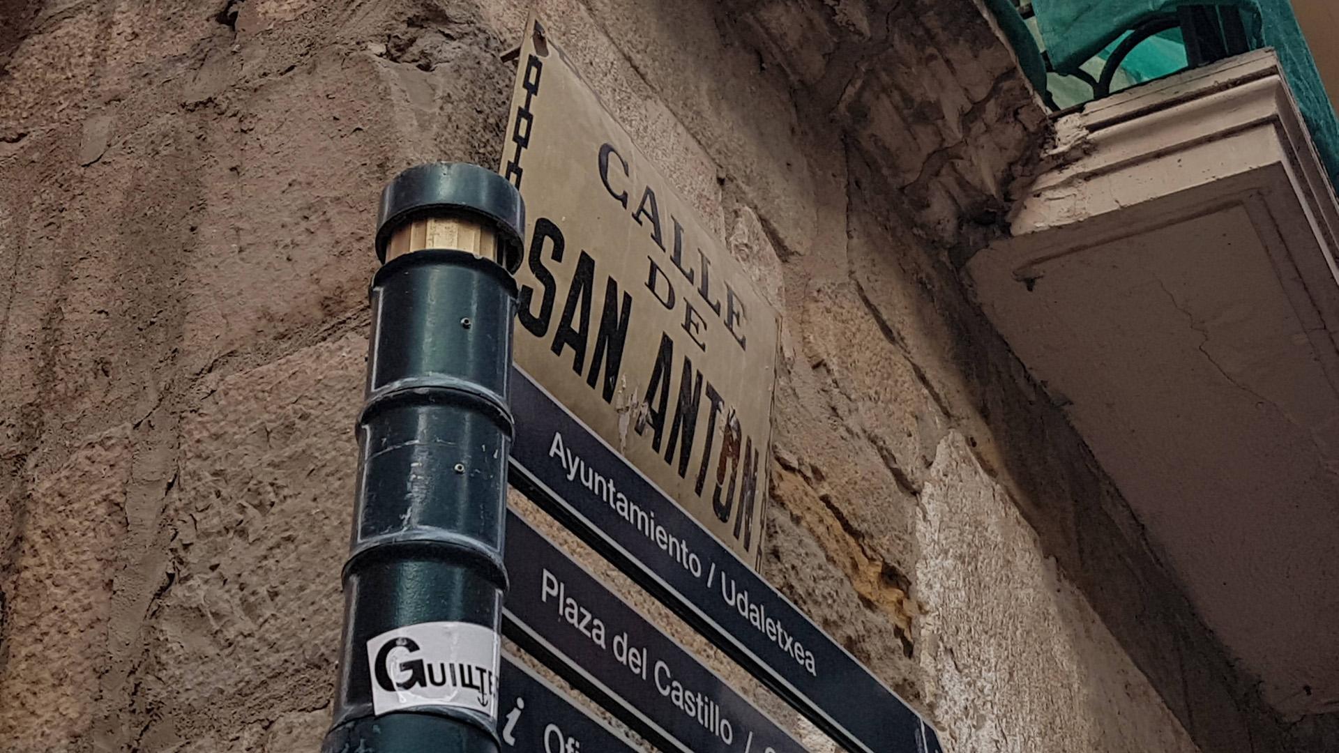 Aspecto que presenta la placa de la calle San Antón
