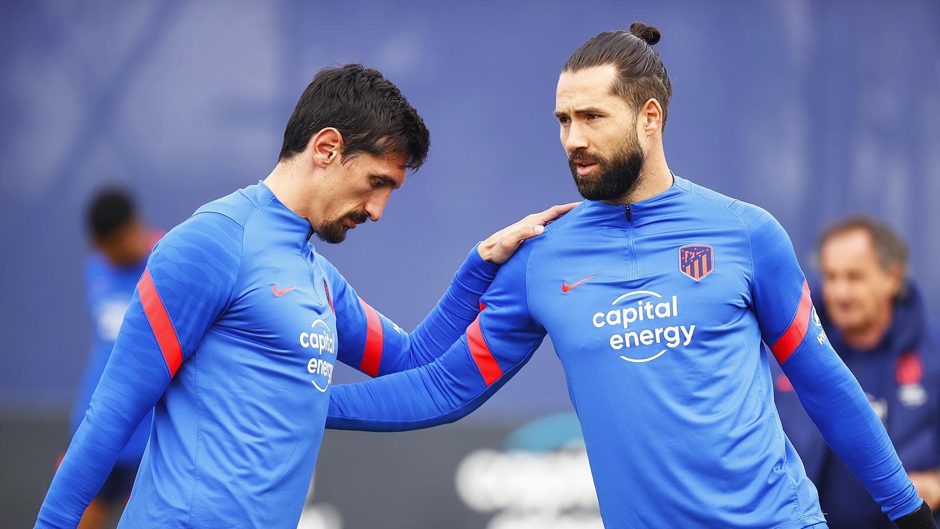 Savic y Felipe realizan estiramientos en la sesión de entrenamiento del Atlético de Madrid este jueves, 10 de marzo en la Ciudad Deportiva de Majadahonda
