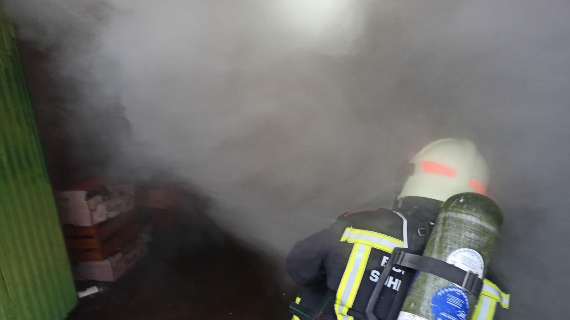 Los bomberos, apagando el fuego en Garralda