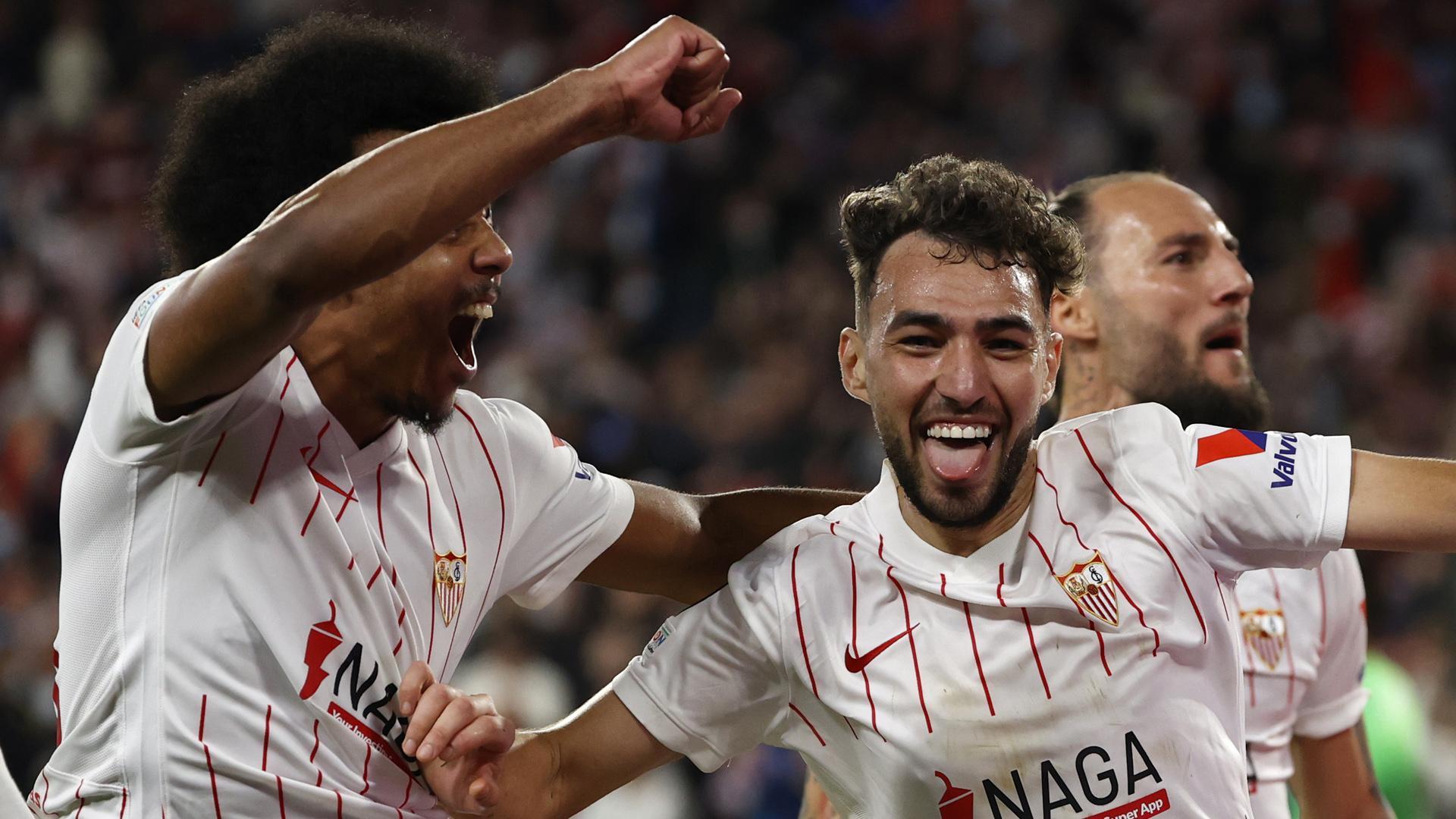 Los jugadores del Sevilla, Munir El Haddadi y el francés Jules Koundé celebran el primer gol del equipo andaluz