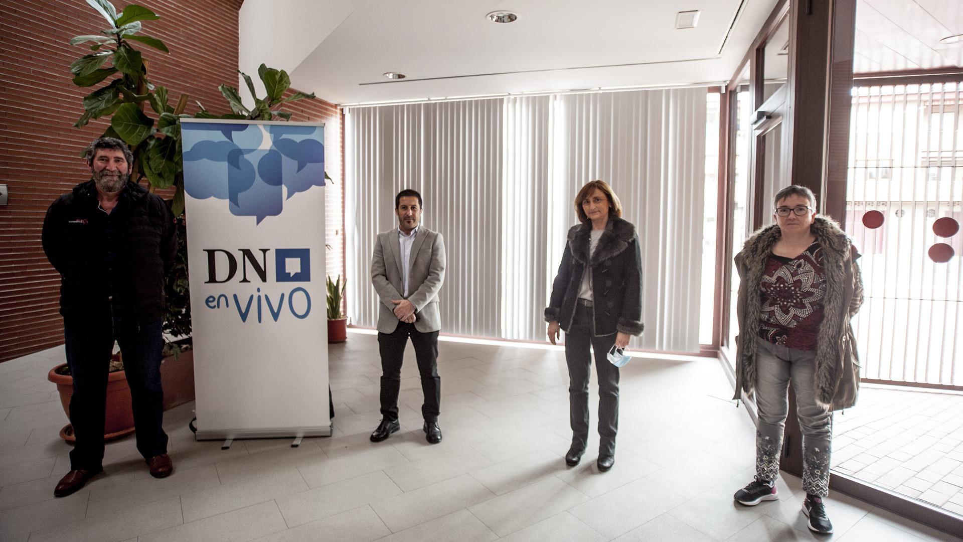 De izda a dcha,Gerardo Echeverría, de la plataforma para la sanidad digna de Olite; el alcalde de Peralta, Juan Carlos Castillo; la médica Dolores Chueca y la gerente de Atención Primaria, Yolanda Martínez