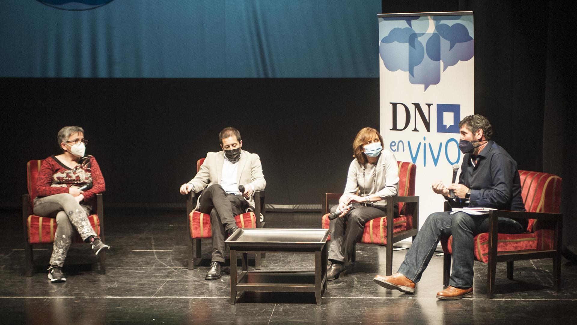 Un momento del debate. De izda a dcha Yolanda Martínez; Juan Carlos Castillo; Dolores Chueca y Gerardo Echeverría