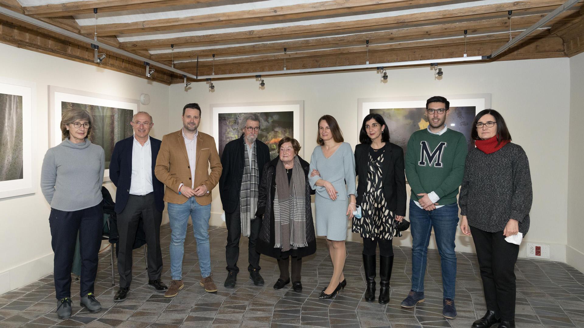 De izda. a dcha., Belén Esparza, Jesús Mª Ramírez, el alcalde Alejandro Toquero, el fotógrafo Rafael Navarro, María Forcada y las concejales Irene Royo, Merche Añón, Martín López e Inés Munuera, en la inauguración