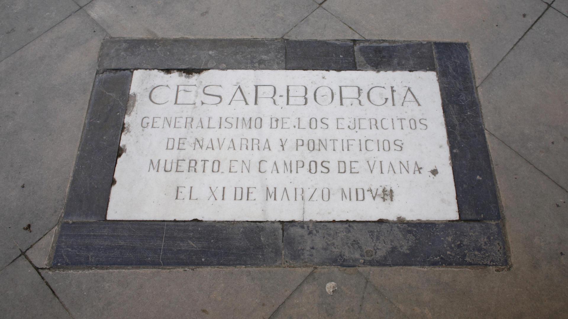 Lápida alusiva a César Borgia y su muerte en Viana instalada en el atrio de la iglesia de Santa María