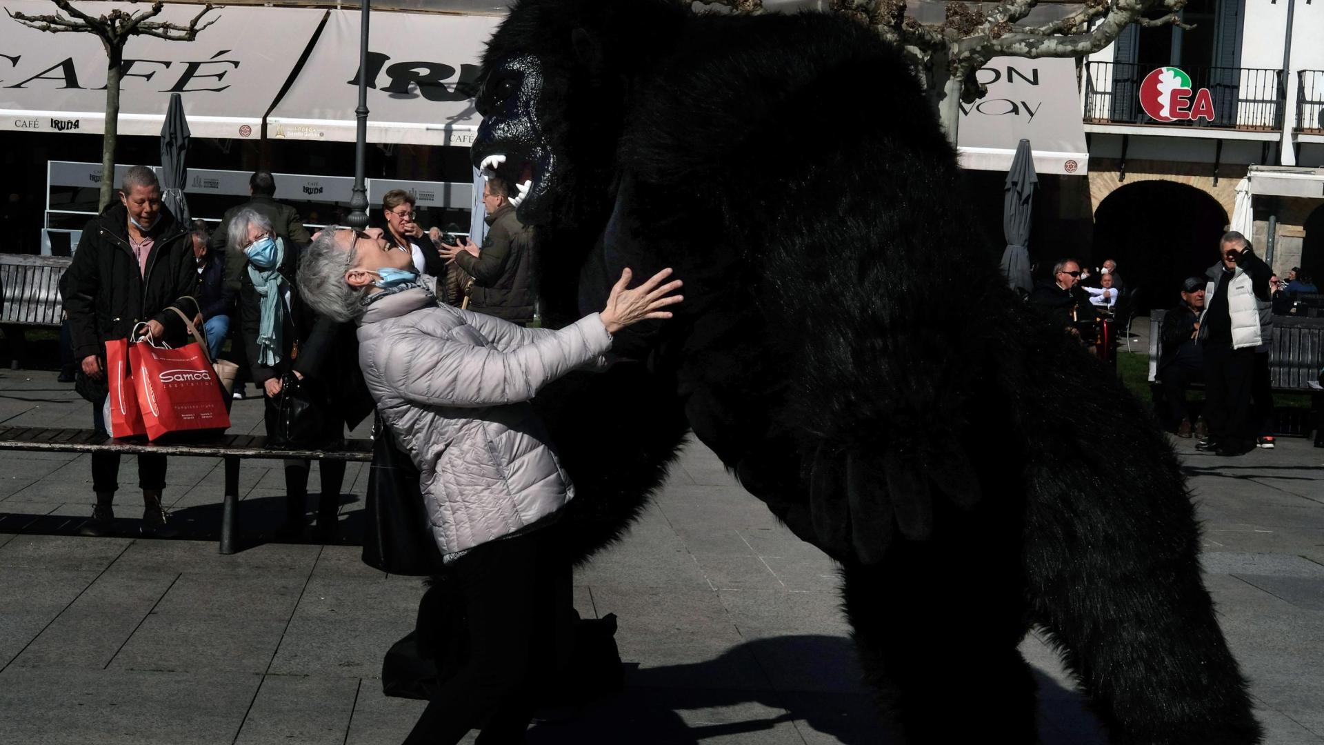 Tere Tirapu, enfermera jubilada, abraza a  King-Kong, muñeco al que da vida Cristian Gauta, un venezolano exiliado.