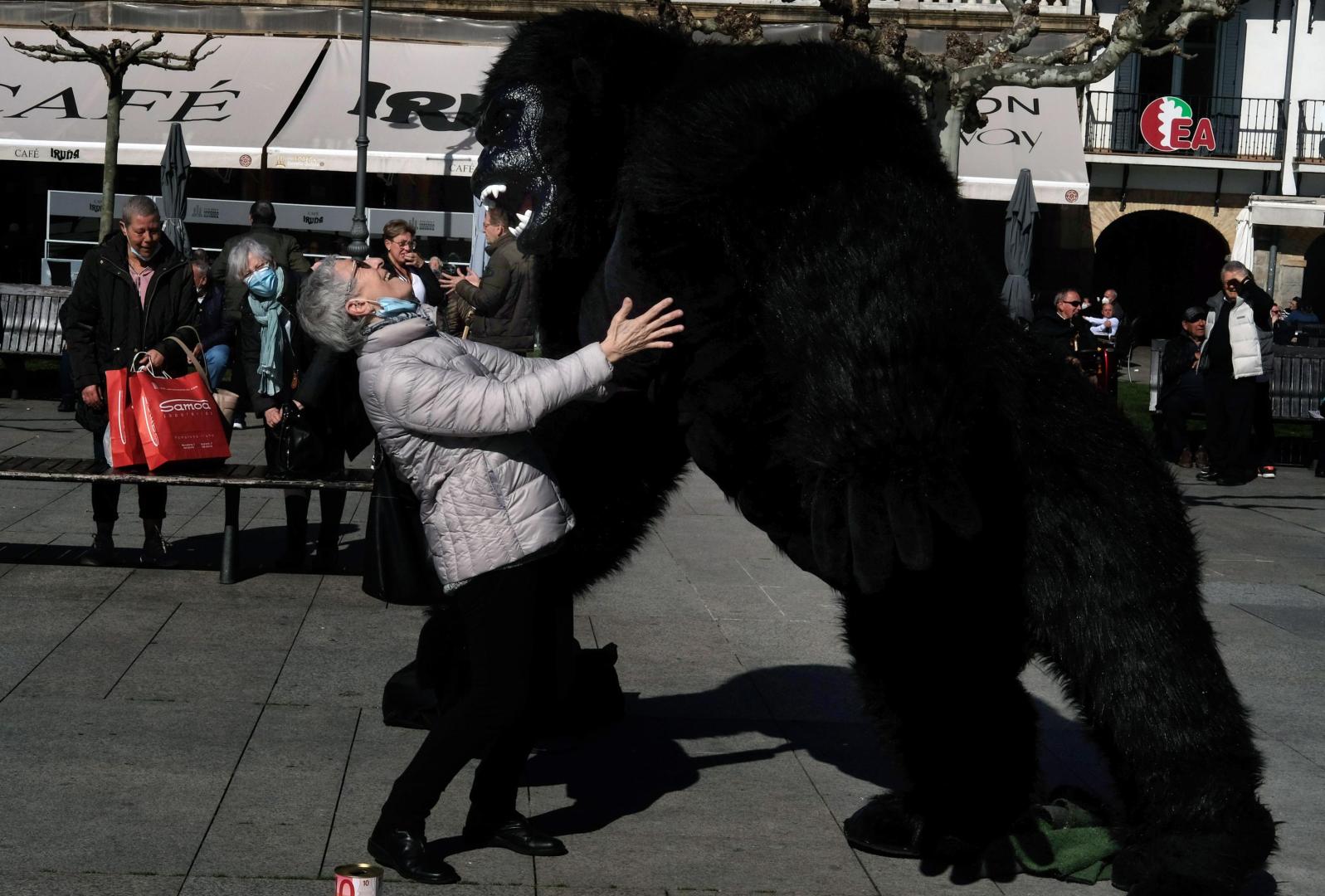 Tere Tirapu, enfermera jubilada, abraza a  King-Kong, muñeco al que da vida Cristian Gauta, un venezolano exiliado.