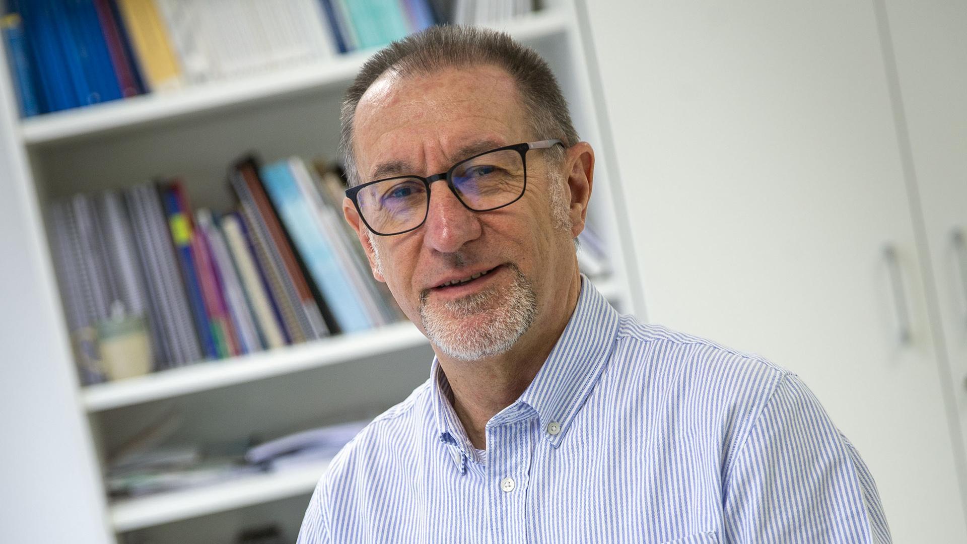 El psicólogo clínico guipuzcoano Iñaki Arrizabalaga Etxegoena, de 59 años, es el gerente de la Red de Salud Mental de Navarra. En la imagen, en su despacho, el lunes